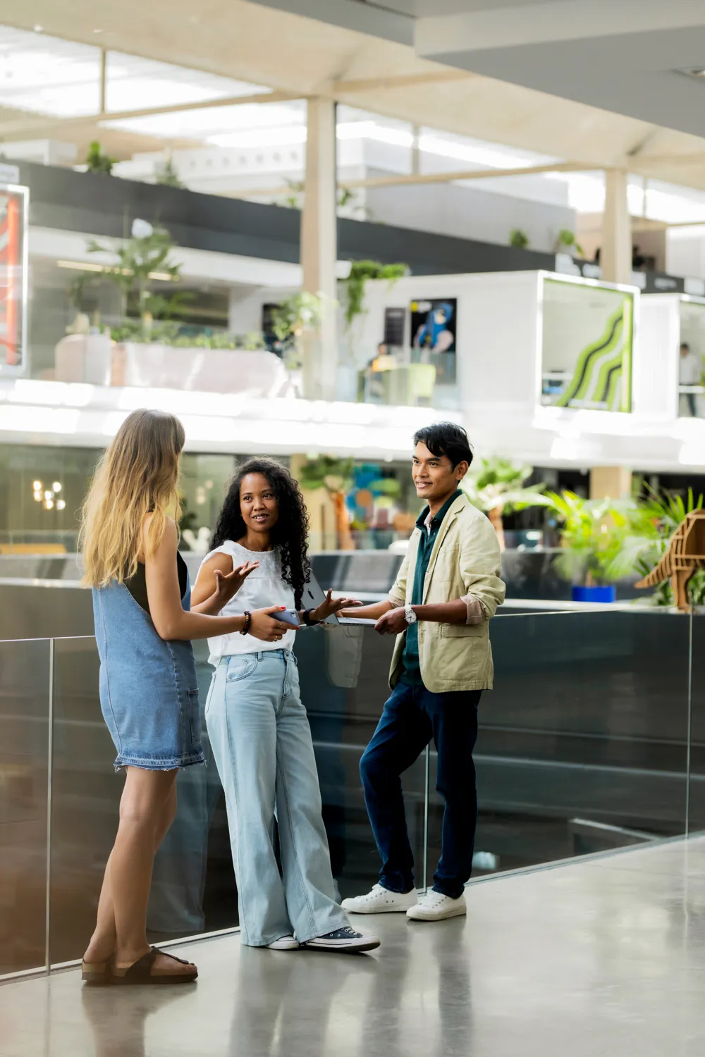 collaborateur.ices dans le hall de leur entreprise