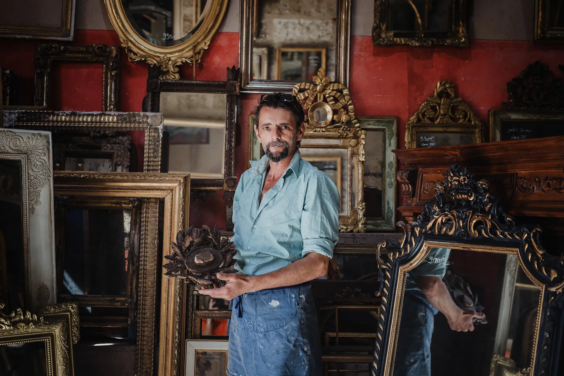 Portrait d'un doreur à la feuille dans son atelier