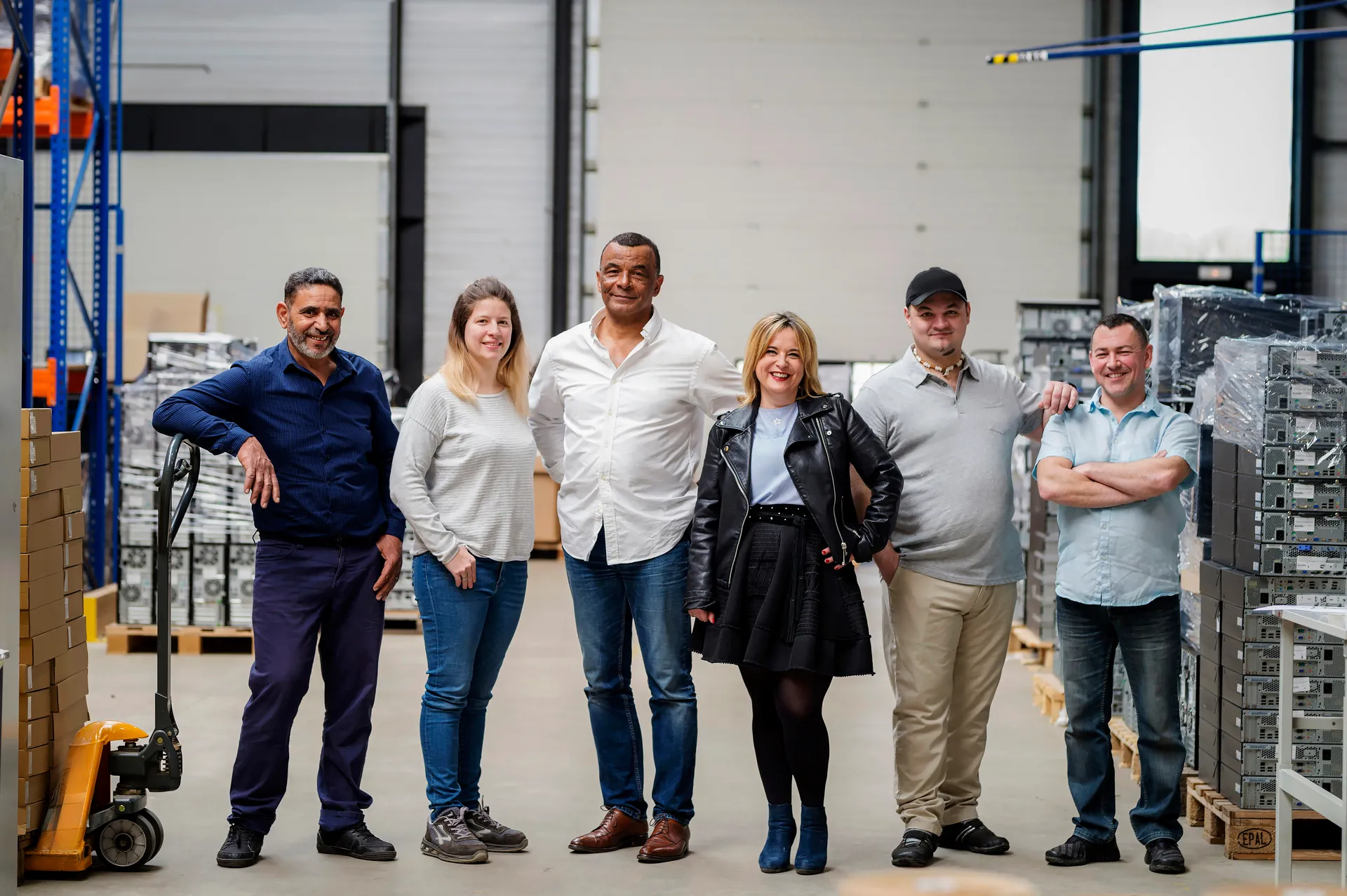 photo de groupe des employés d'ATF dans leur entrepôt