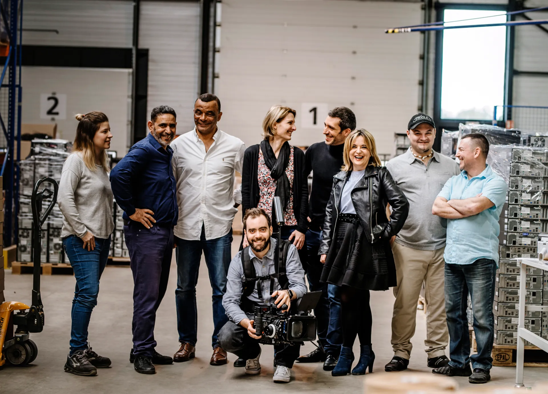 photo de groupe des employés d'ATF dans leur entrepôt