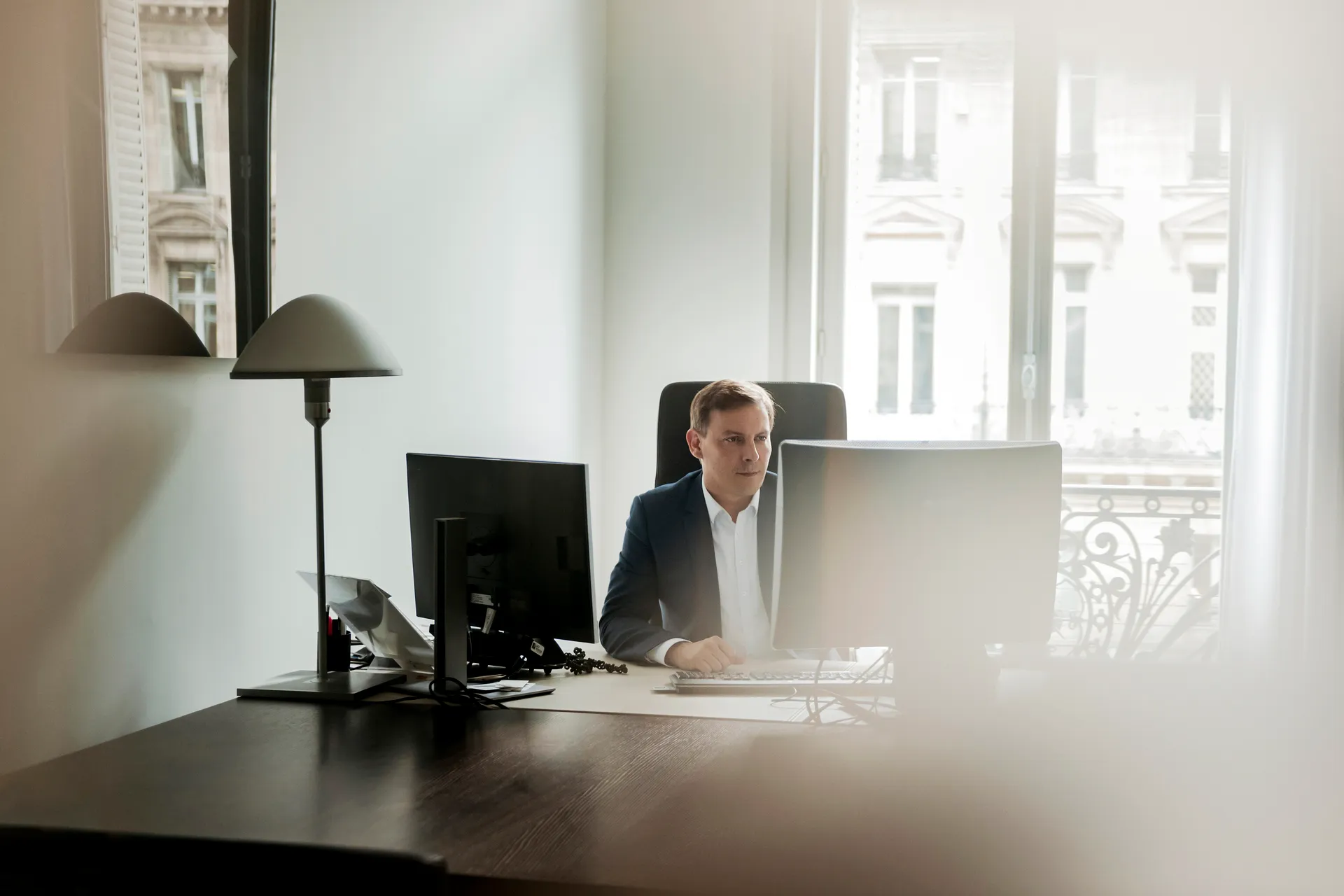 collaborateur à son bureau, BRED banque privée