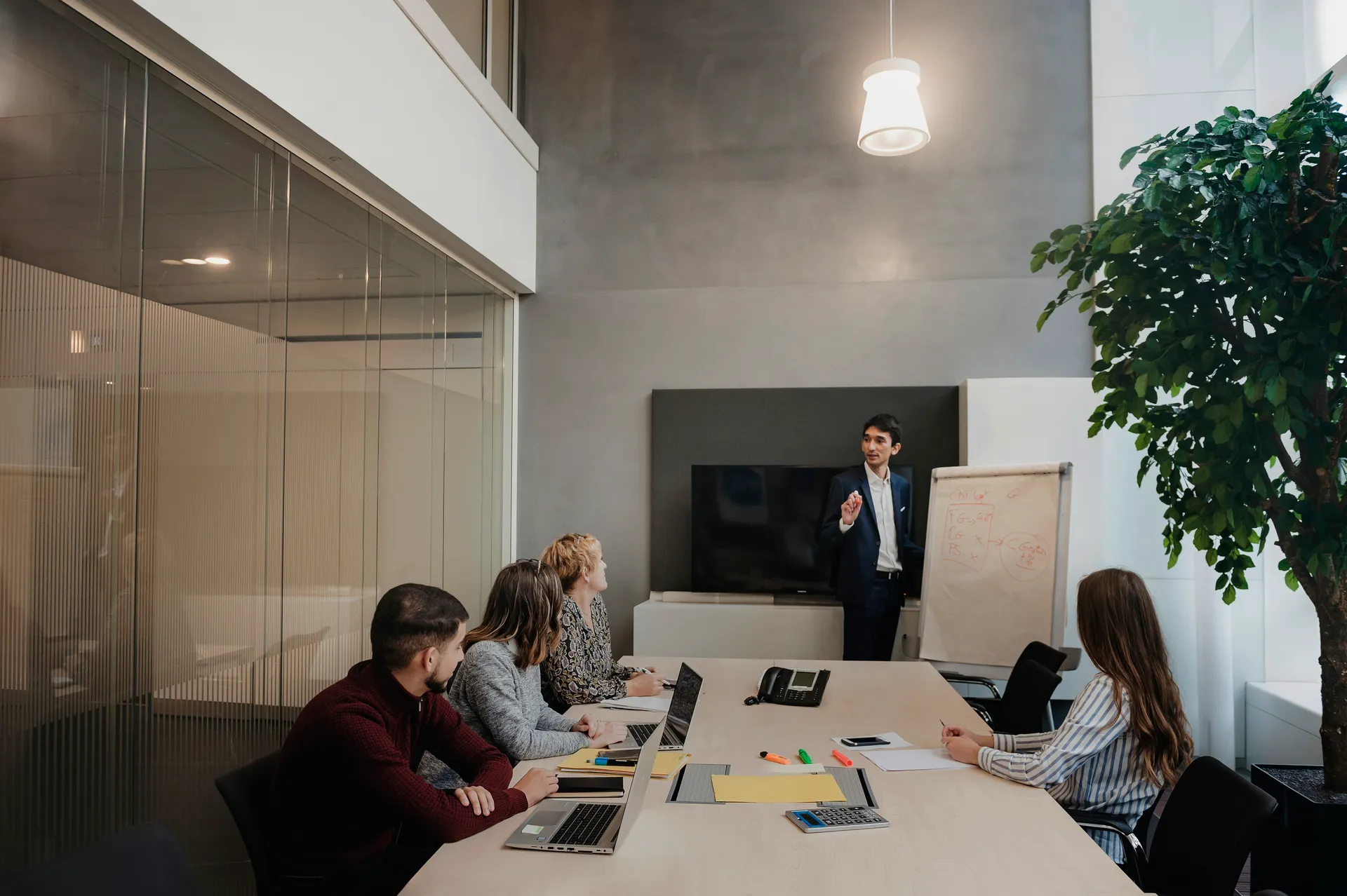 photo corporate d'une réunion dans les locaux de la BRED