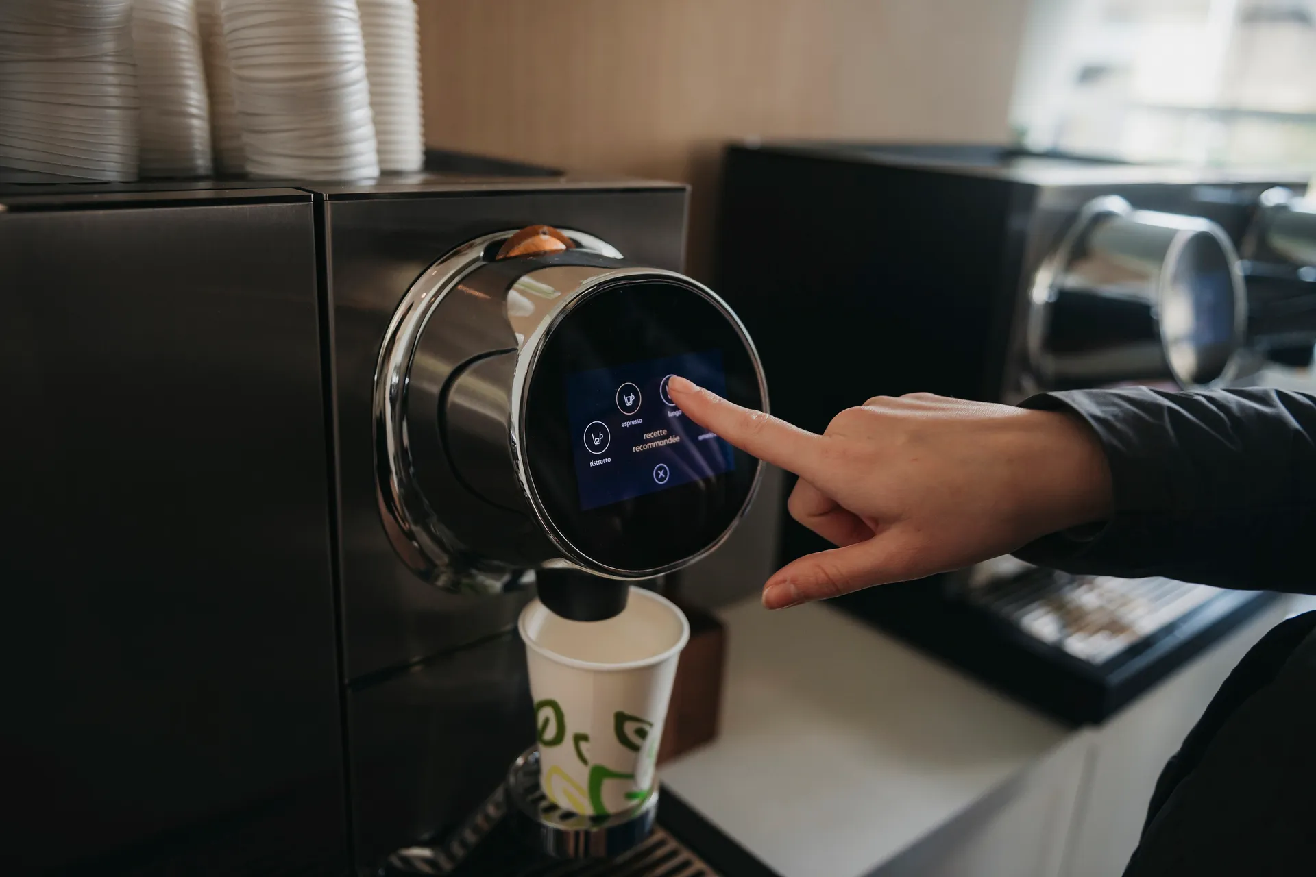 Vie quotidienne au siège de la BRED, gros plan sur la machine à café