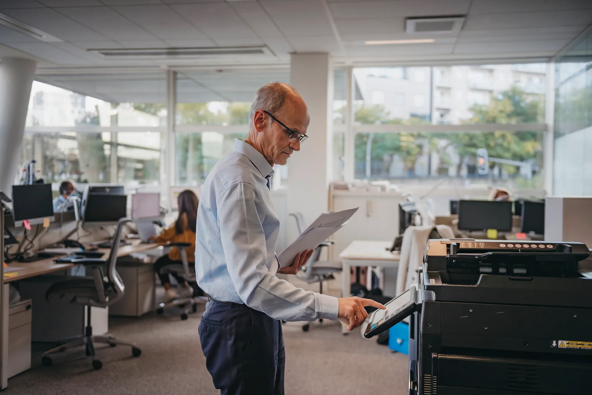 un homme fait des photocopies