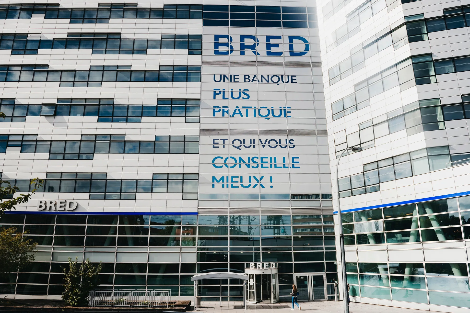 Façade du siège social de la BRED - Banque populaire