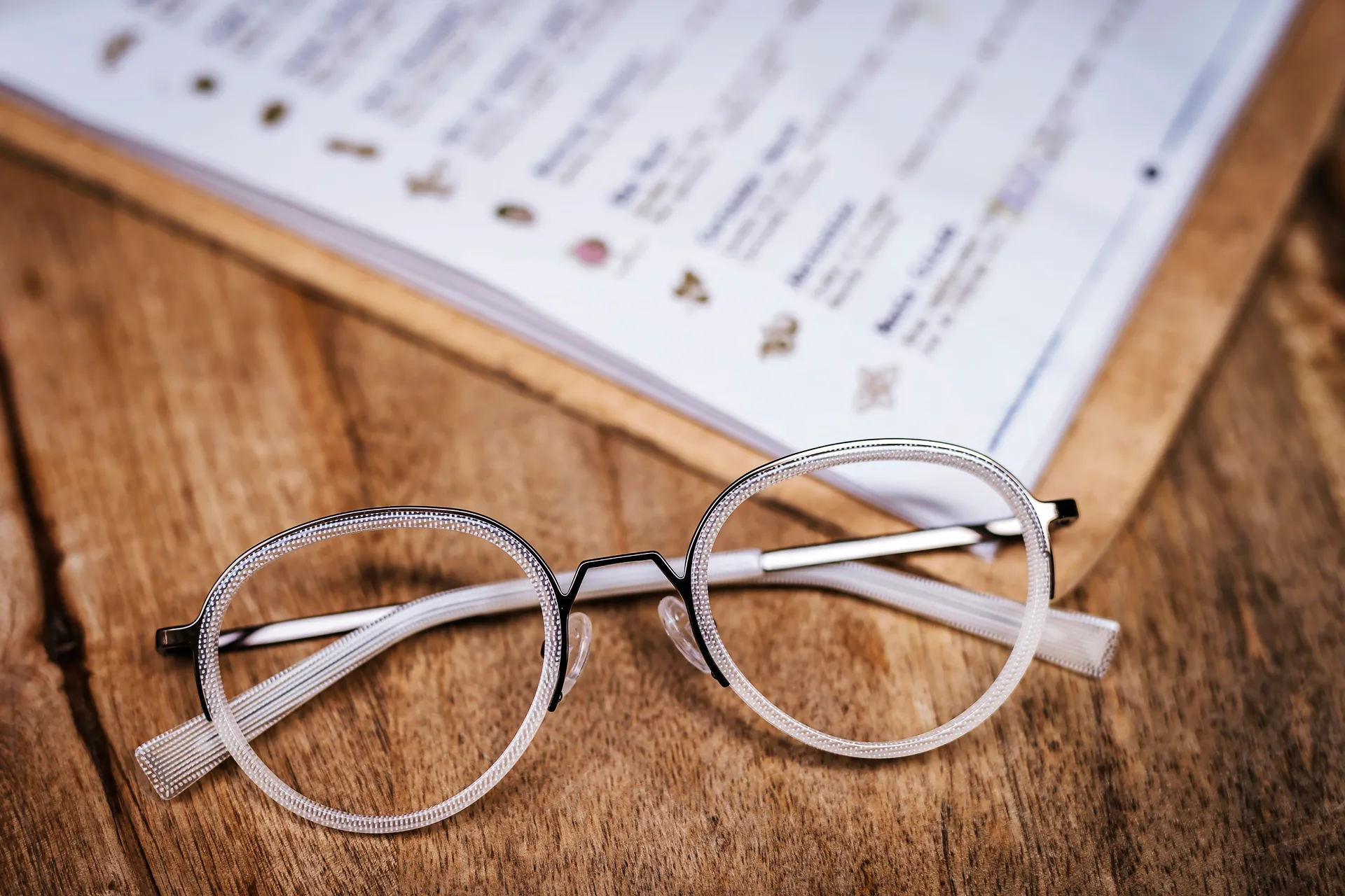 gros plan sur une paire de lunettes posées sur une table