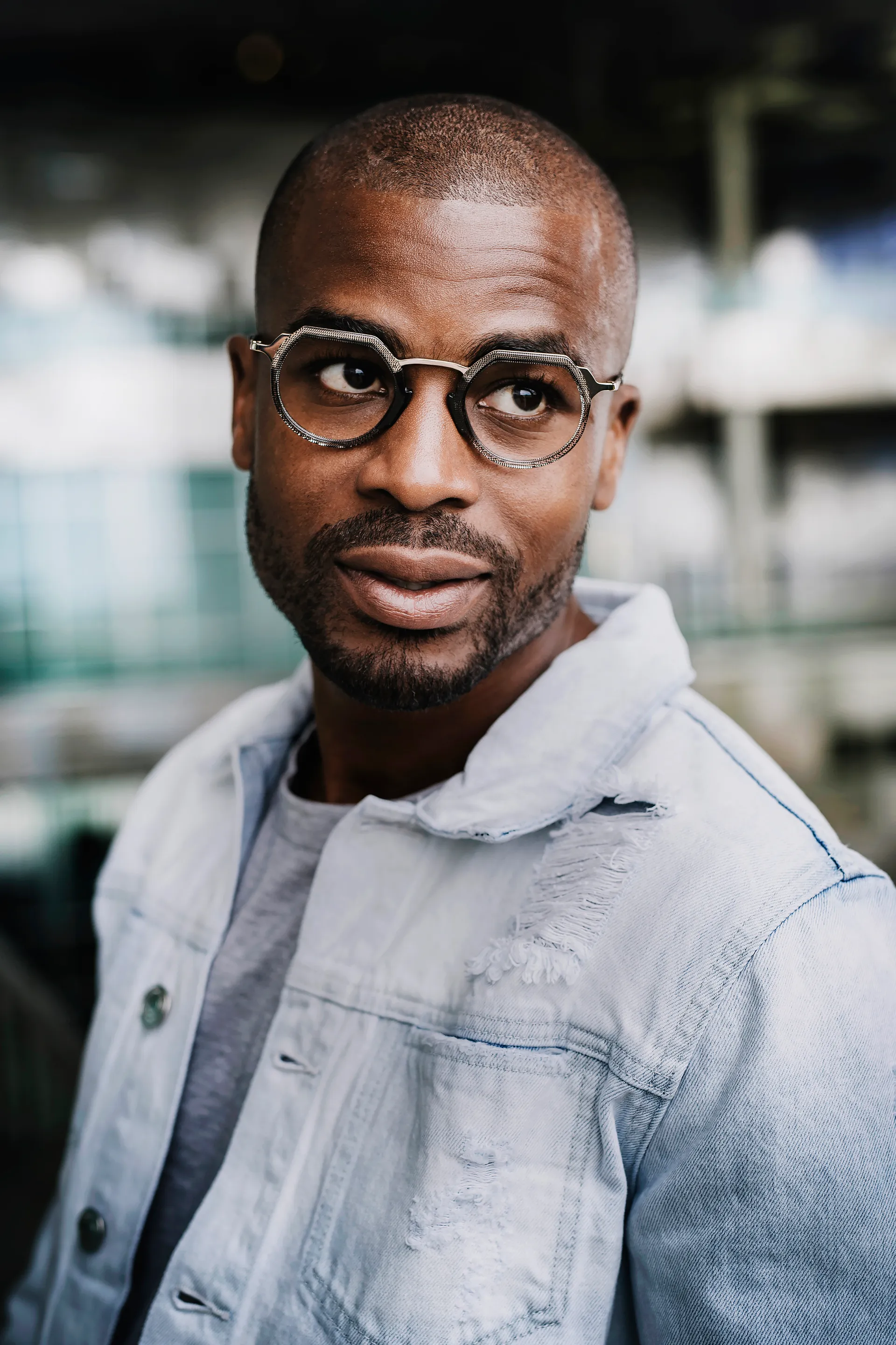 Portrait d'homme portant les lunettes Bruno Chaussignand