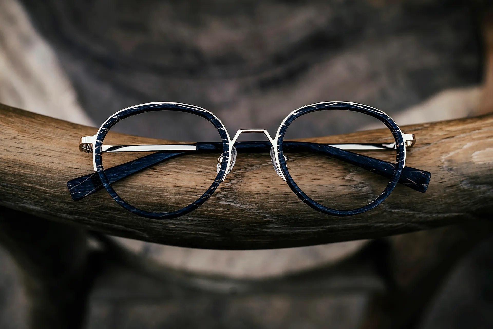 gros plan sur une paire de lunettes bleues et chrome