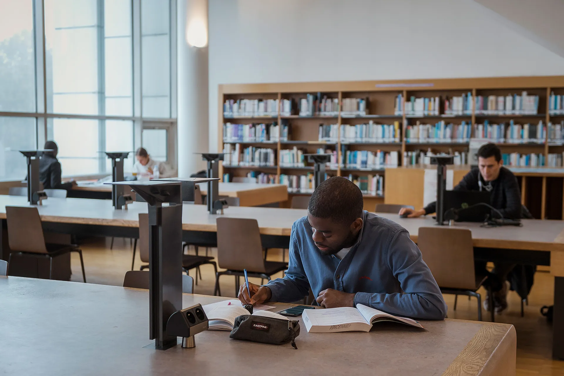 étudiant à la bibliothèque de st denis