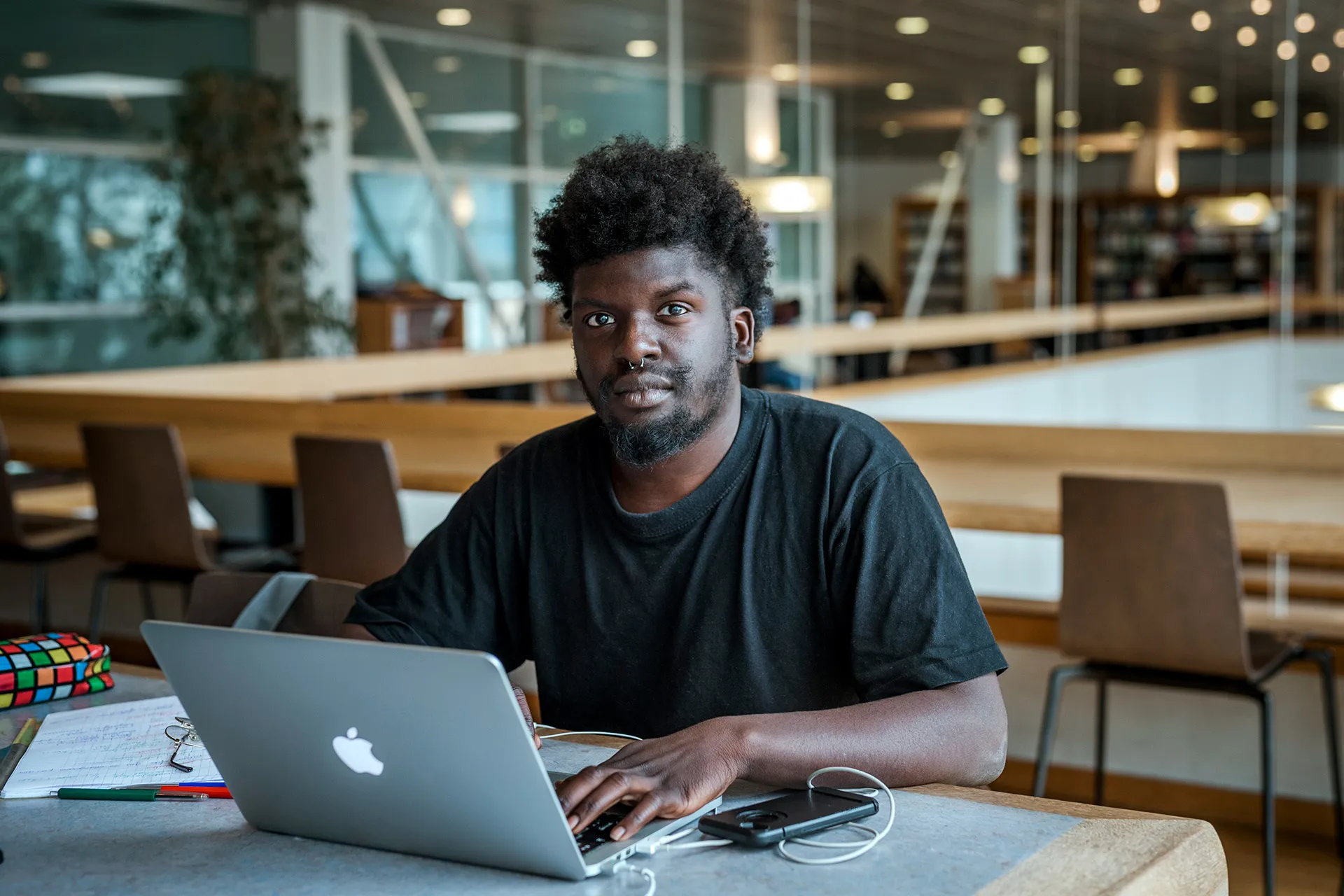 Portrait d'un étudiant à la bibliothèque universitaire de Paris