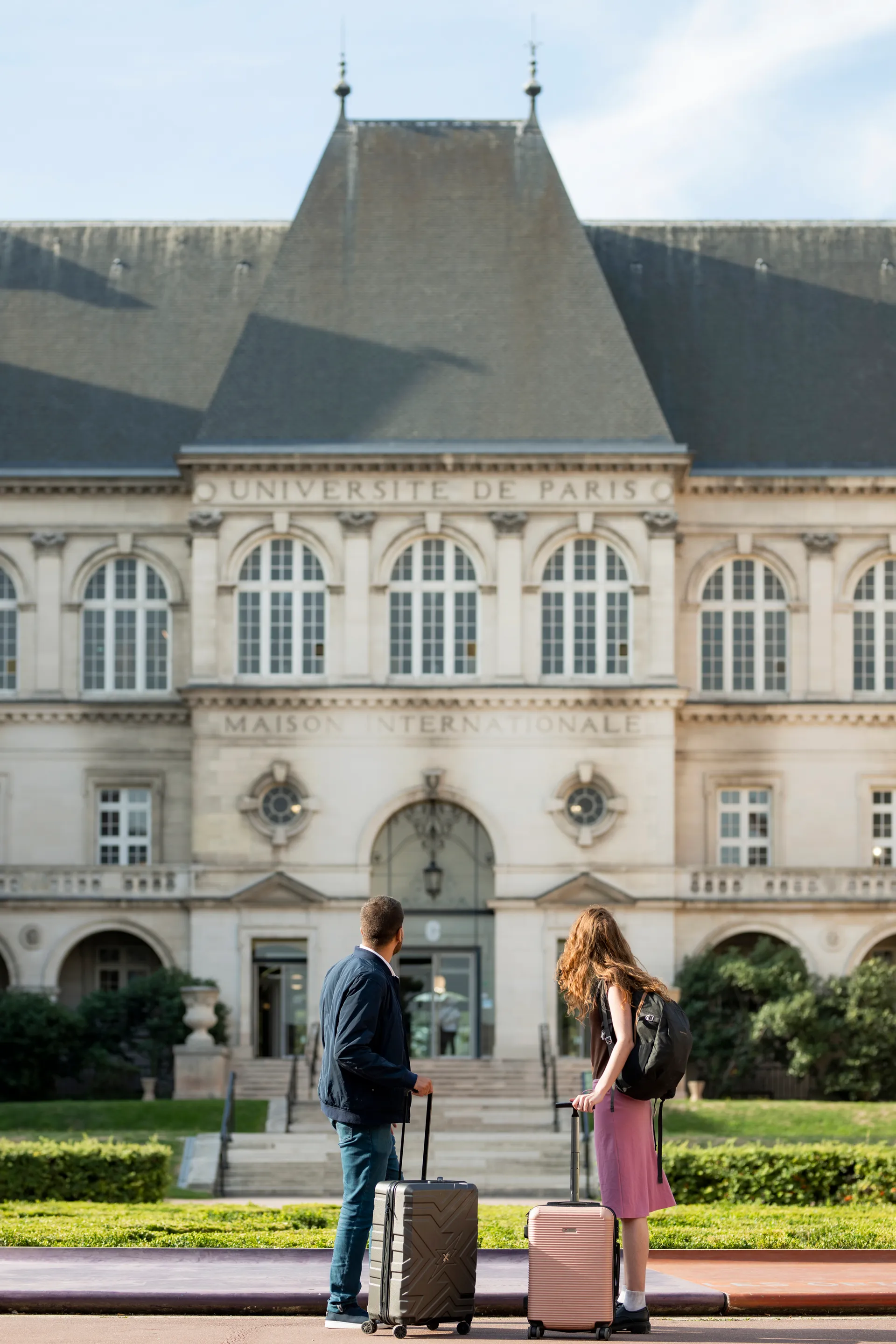 étudiants devant la cité universitaire internationale