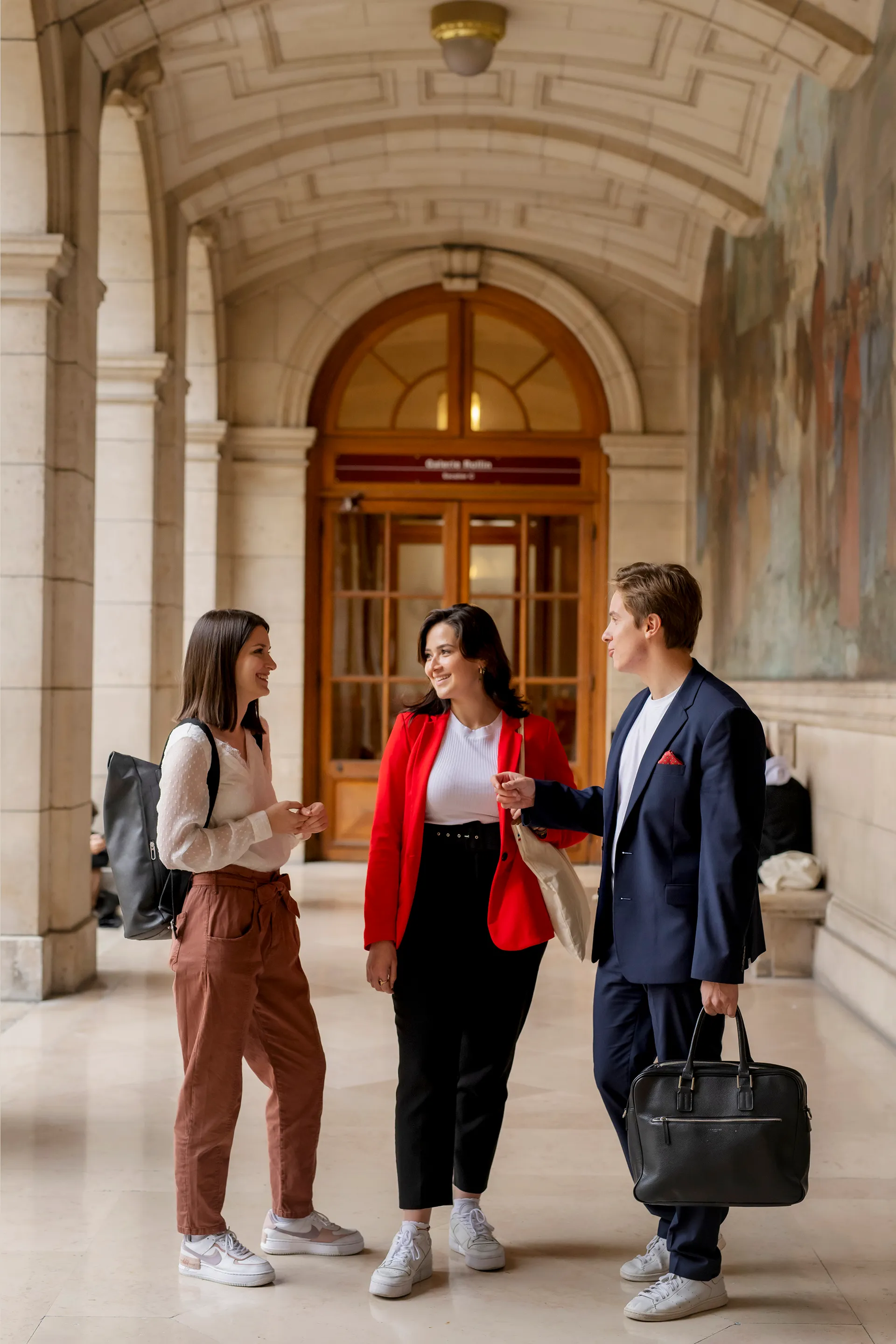 trois étudiants à l'interieur de la Sorbonne