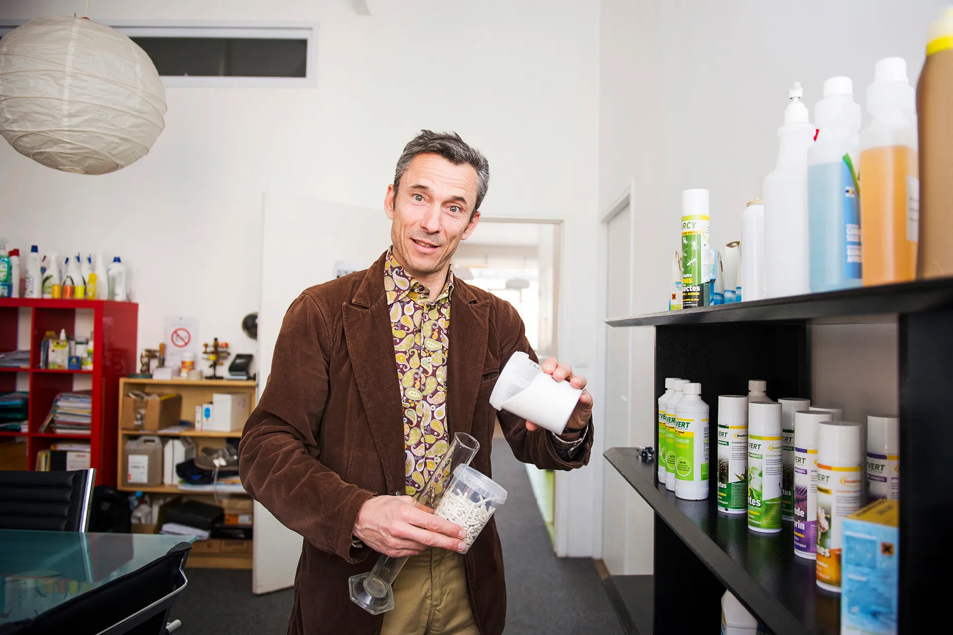 portrait d'un homme dans un laboratoire