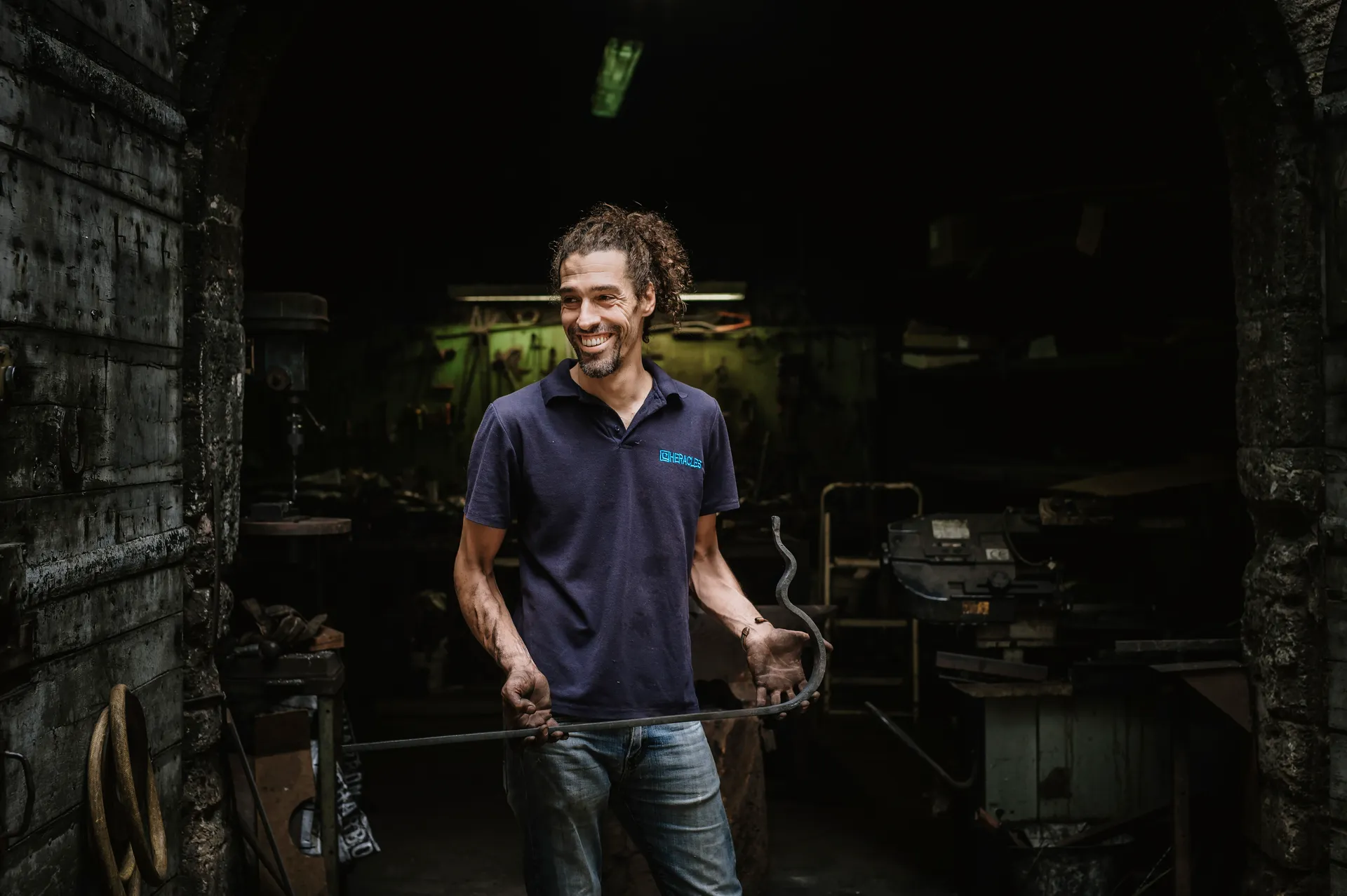 portrait de Cédric Branchu à l'entrée de son atelier d'artisan forgeron