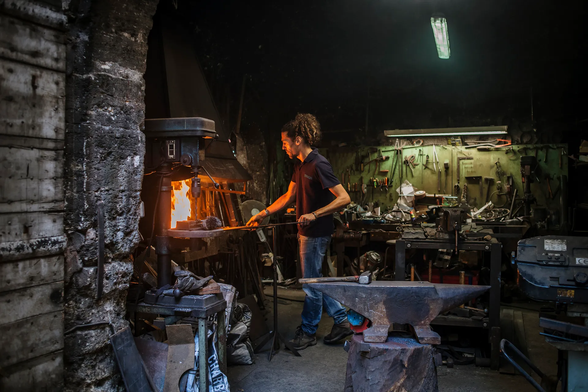 le forgeron au travail devant le feu