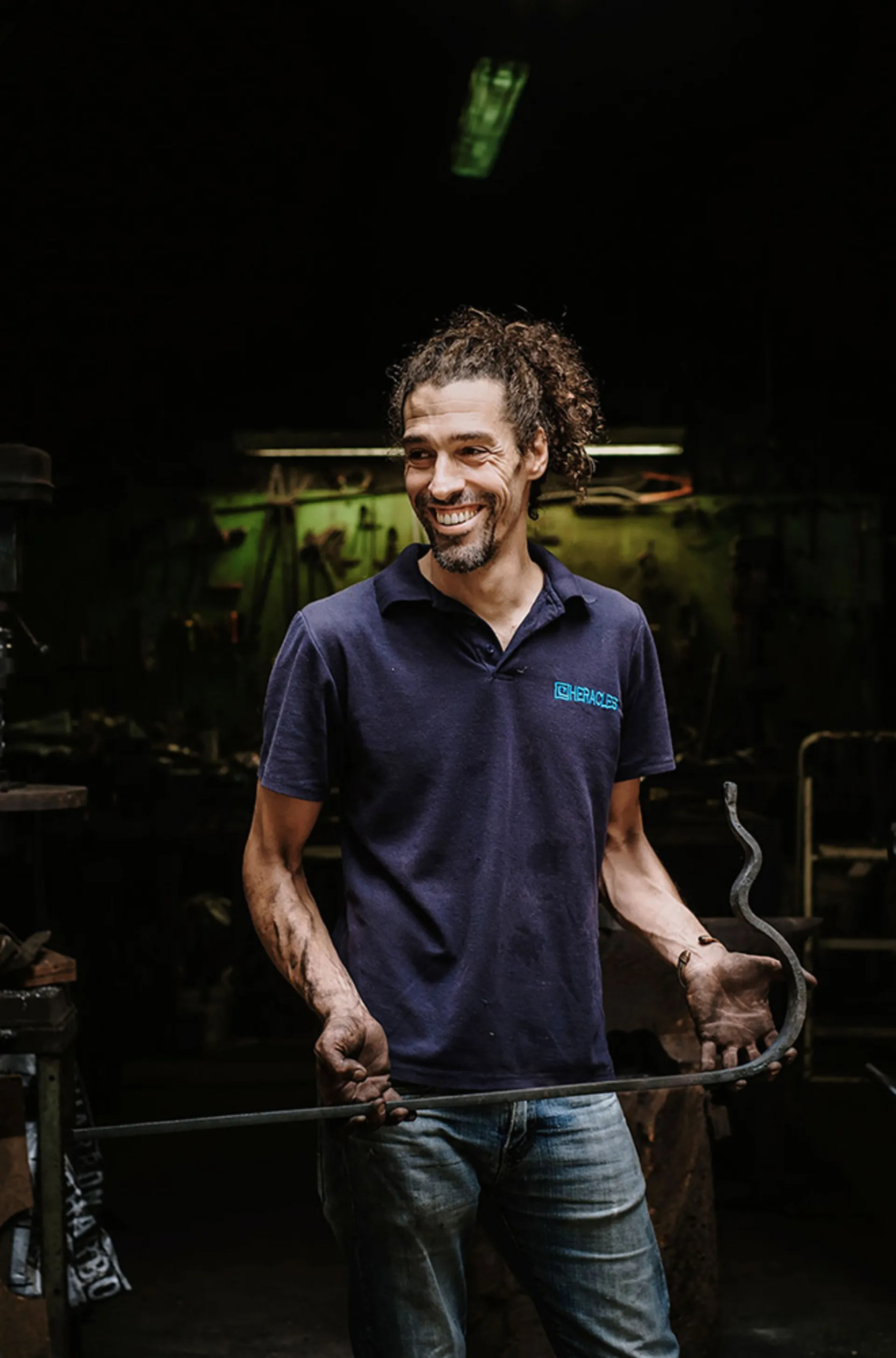 portrait de Cédric Branchu à l'entrée de son atelier d'artisan forgeron