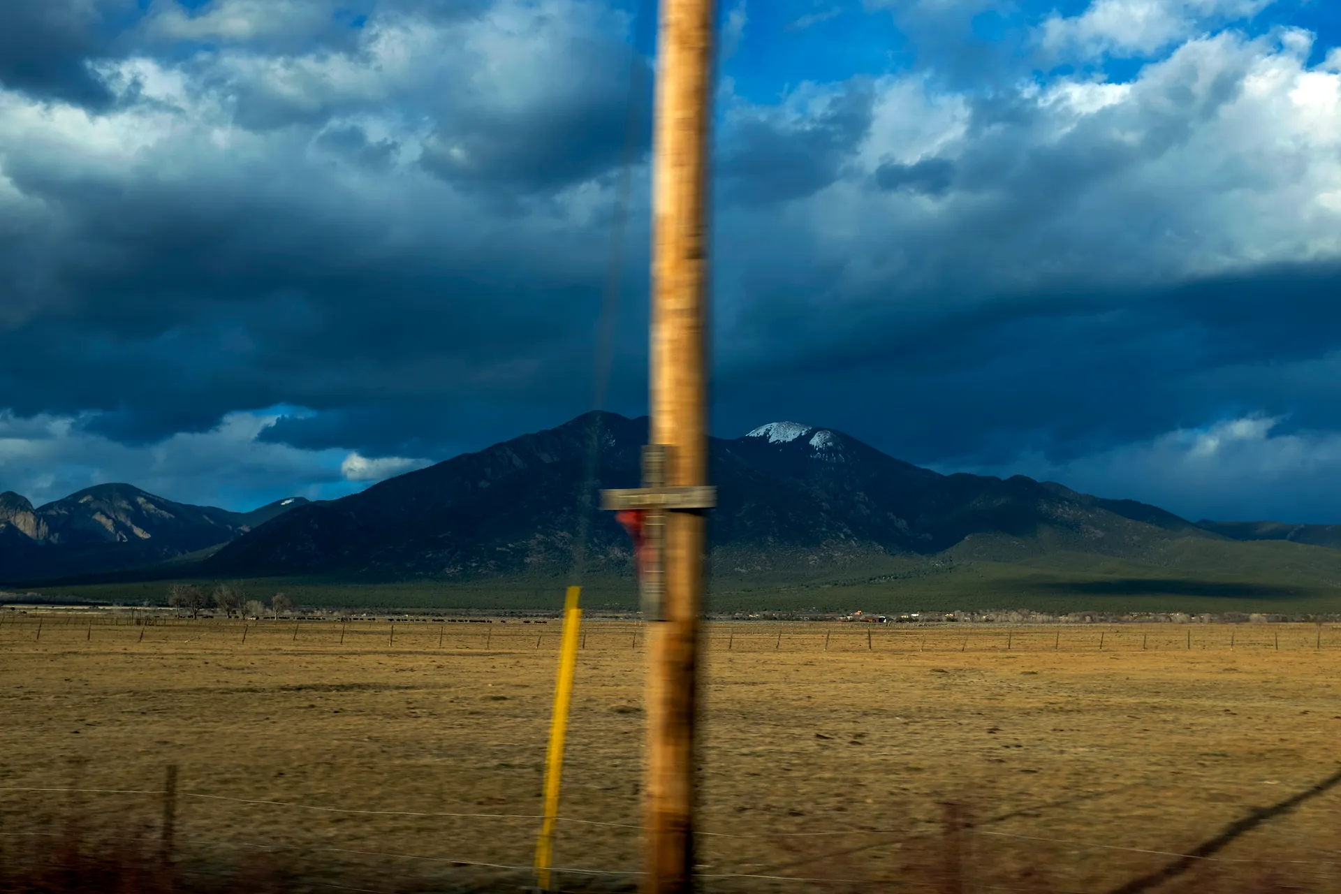 Crucifix sur la route - Closer than they appear