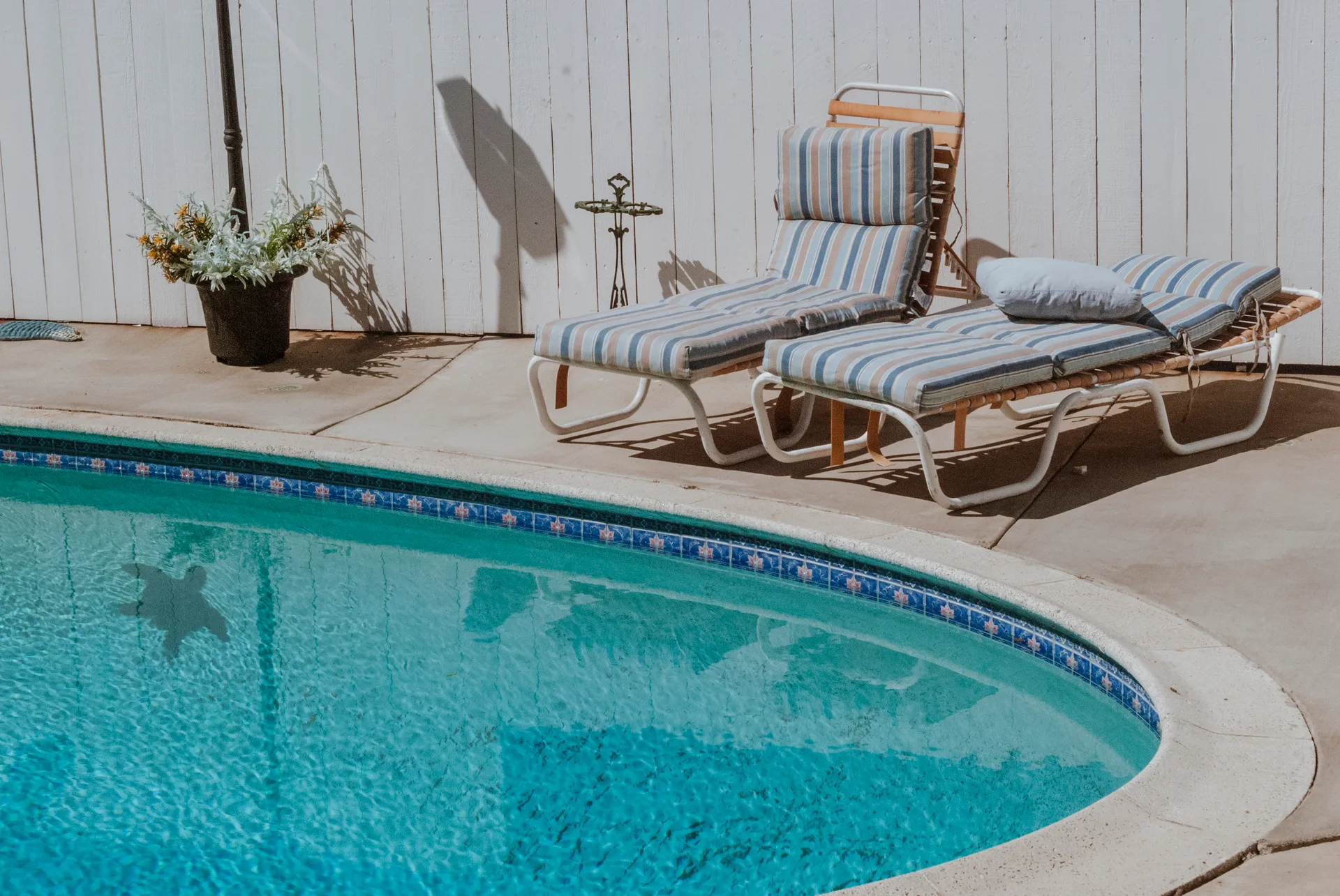 Transat au bord d'une piscine à Los Angeles