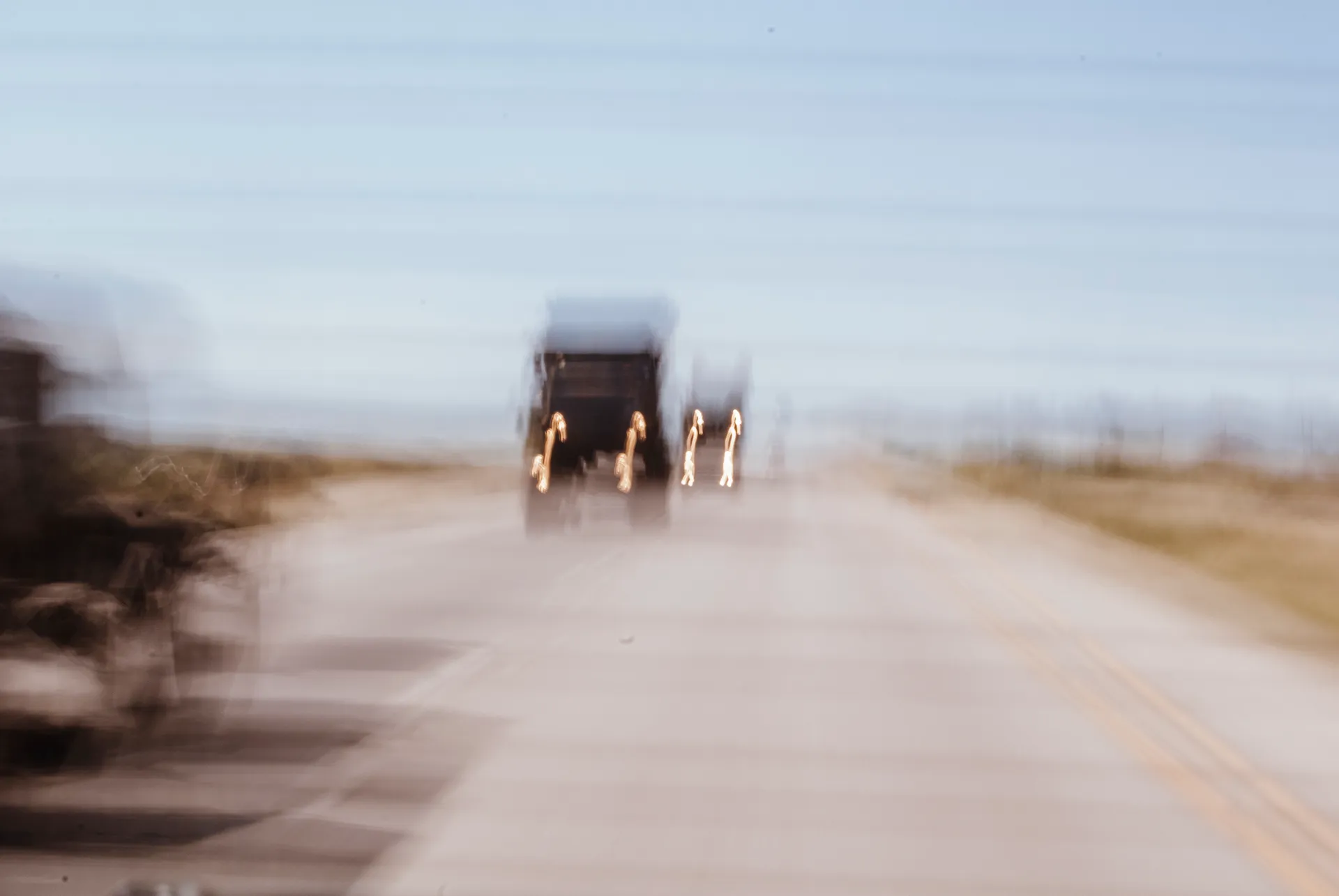 Voitures floues sur la route