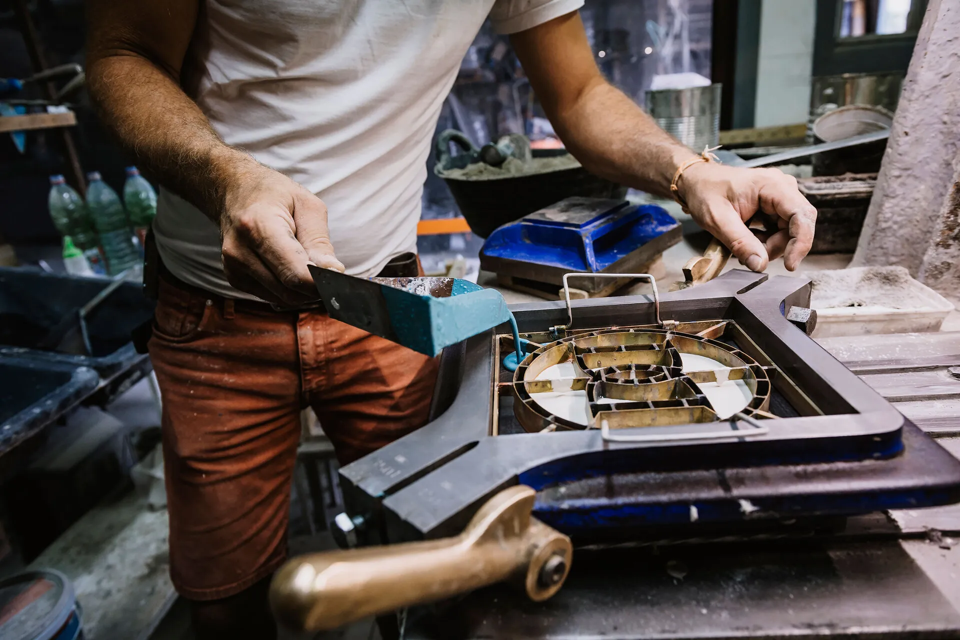 David Dalichoux actionnant une très grande presse mécanique