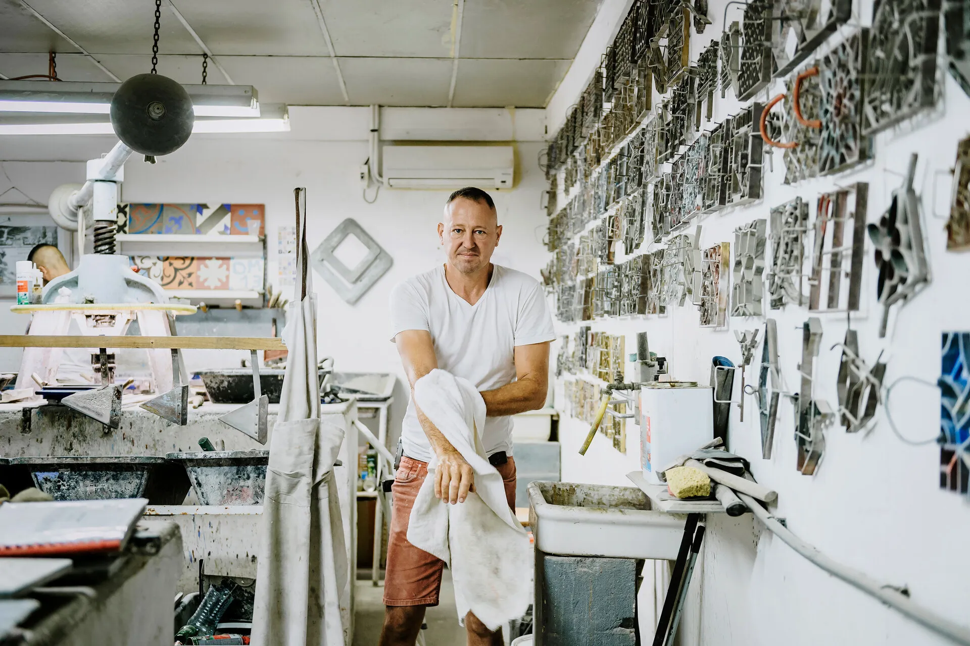 fin de journée, l'artiste se sèche les bras dans son atelier