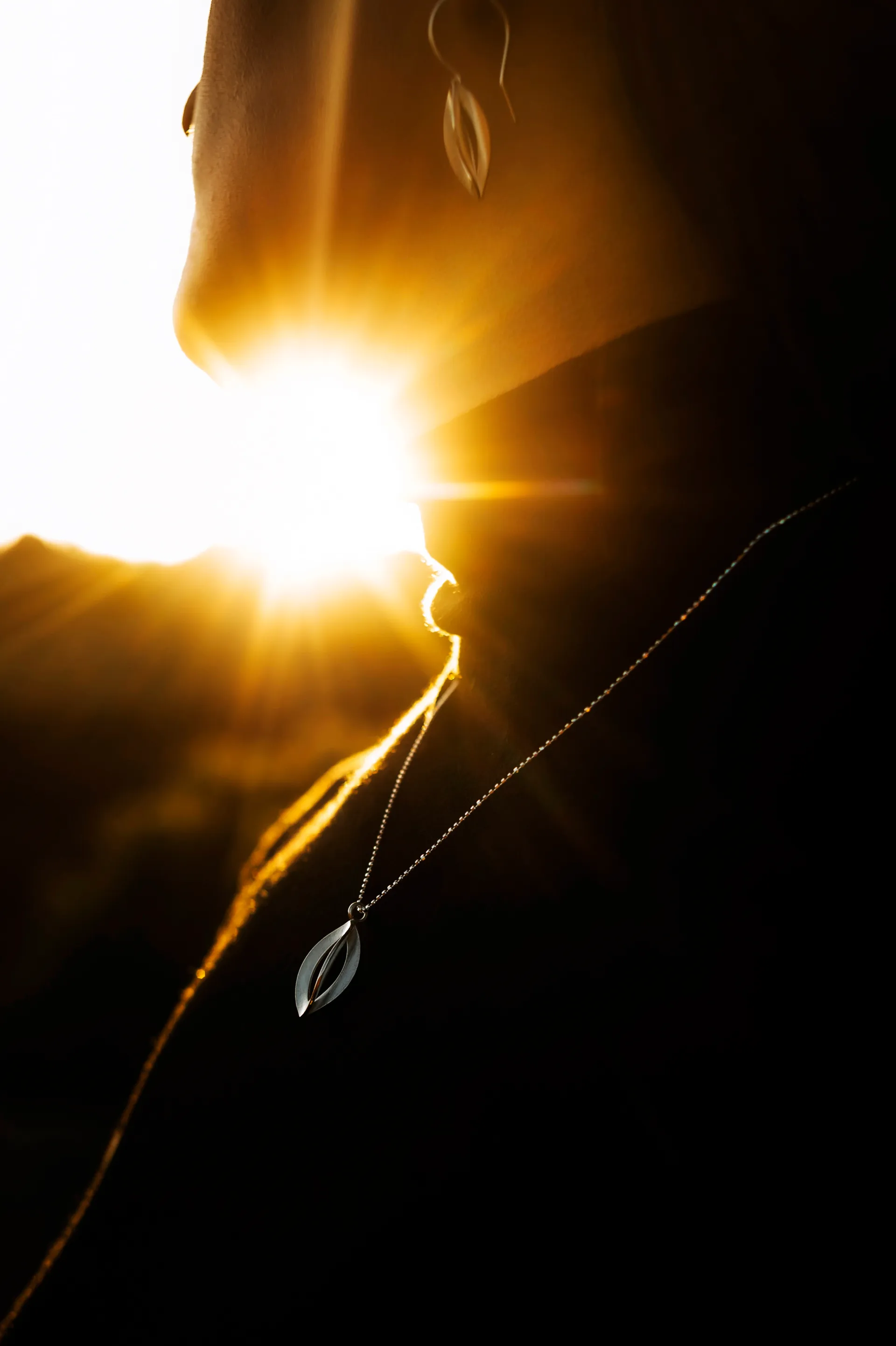 gros plan sur un collier en contre-jour au soleil couchant