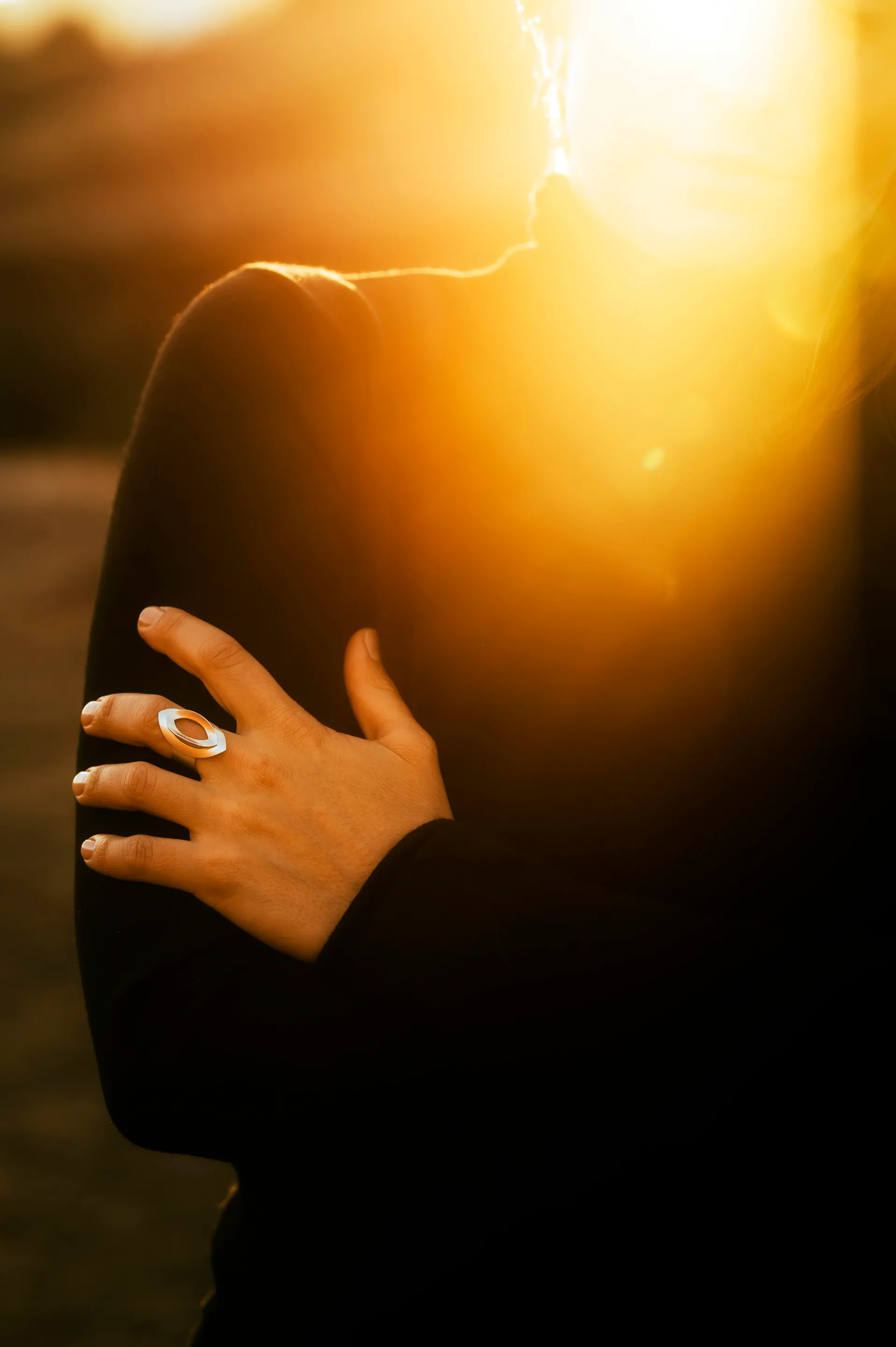 gros plan sur une bague en contre-jour au soleil couchant