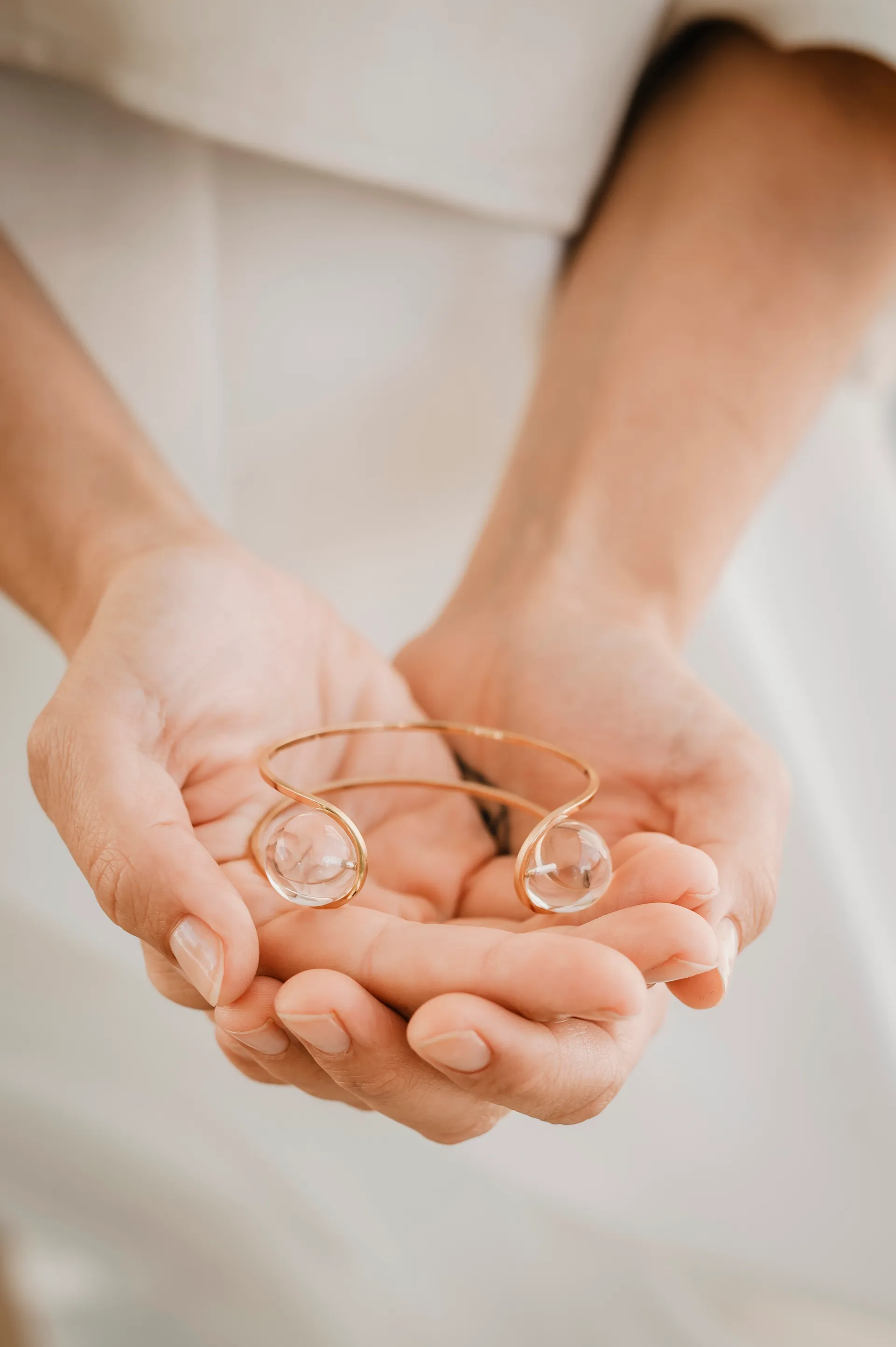 un bracelet dans les mains d'une femme