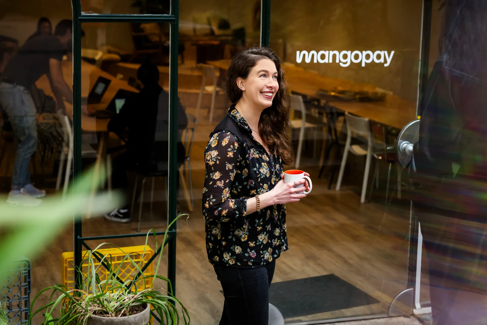 pause café dans la cour des locaux de Mangopay