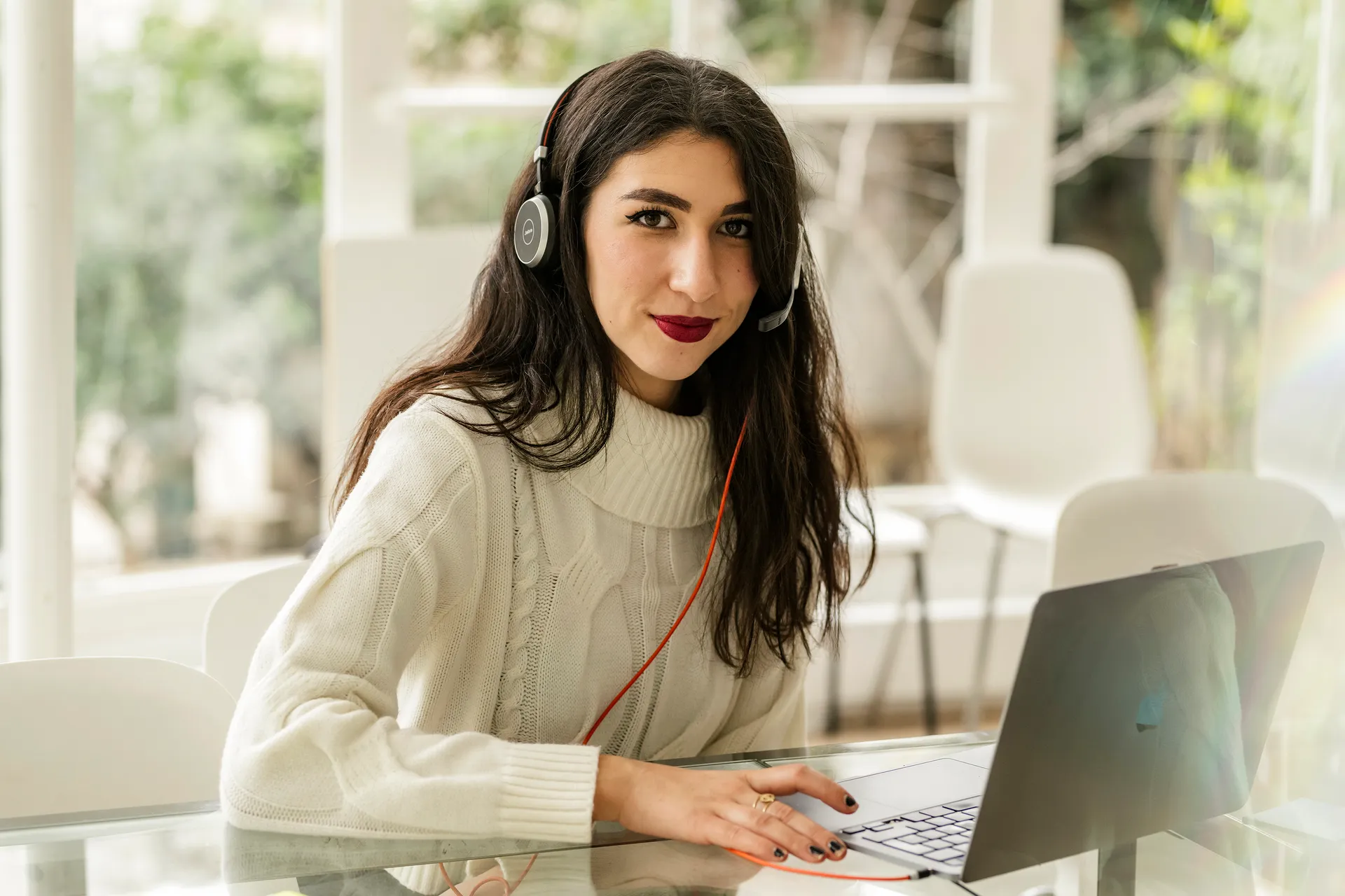 portrait d'une collaboratrice à son bureau