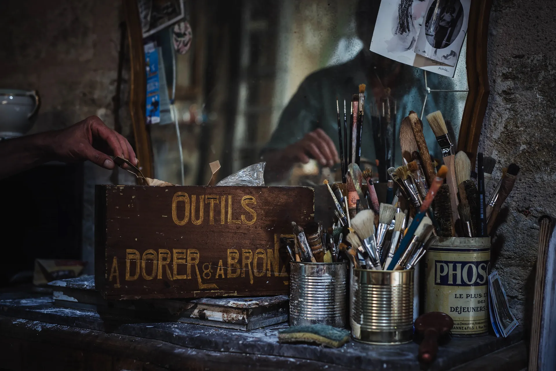 pots à pinceaux et boîte à outils