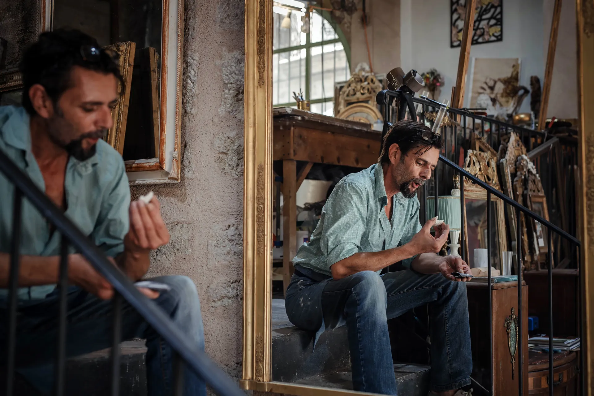 pause sur l'escalier près d'un grand miroir