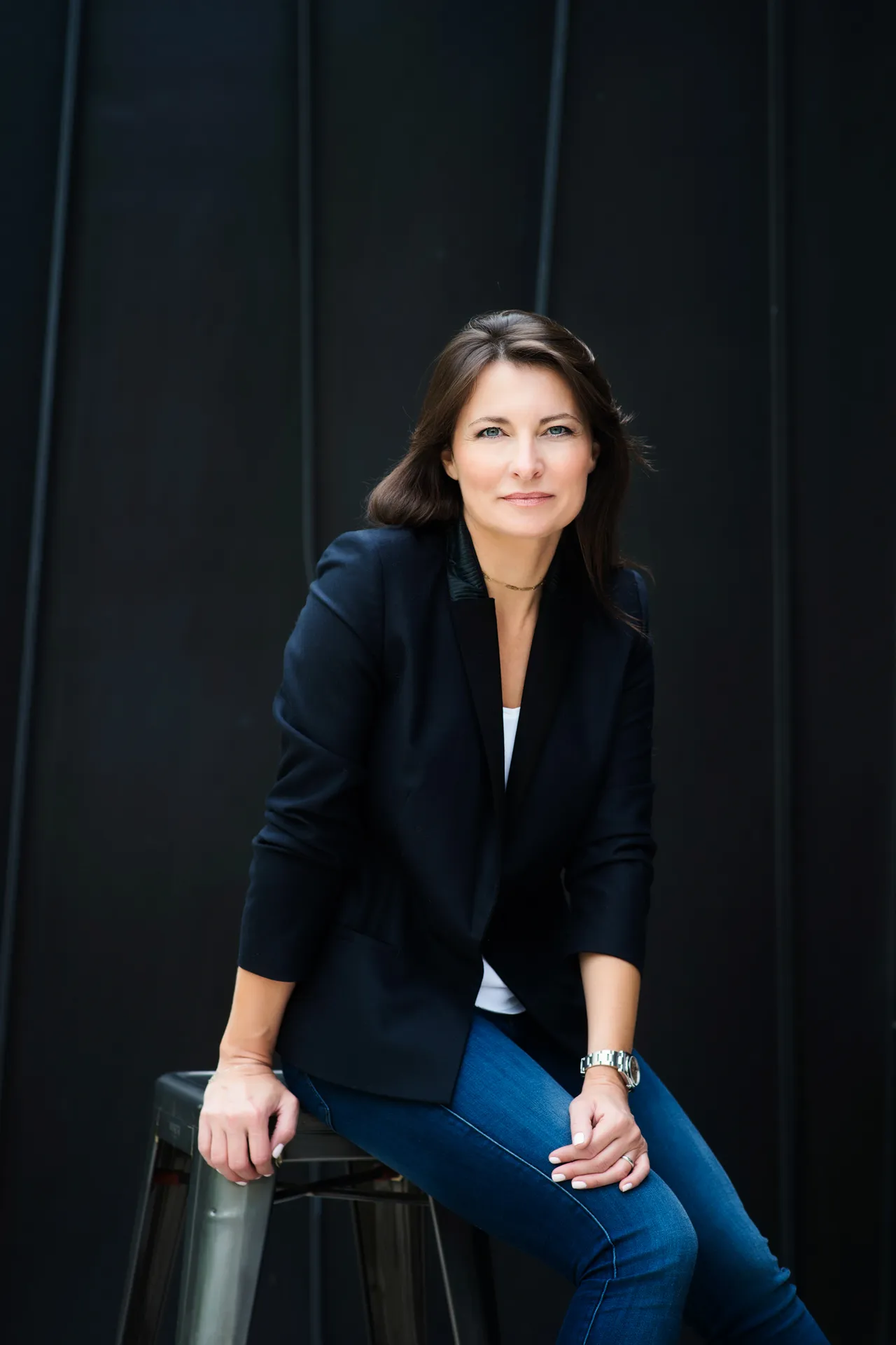 portrait d'une femme appuyée sur un tabouret