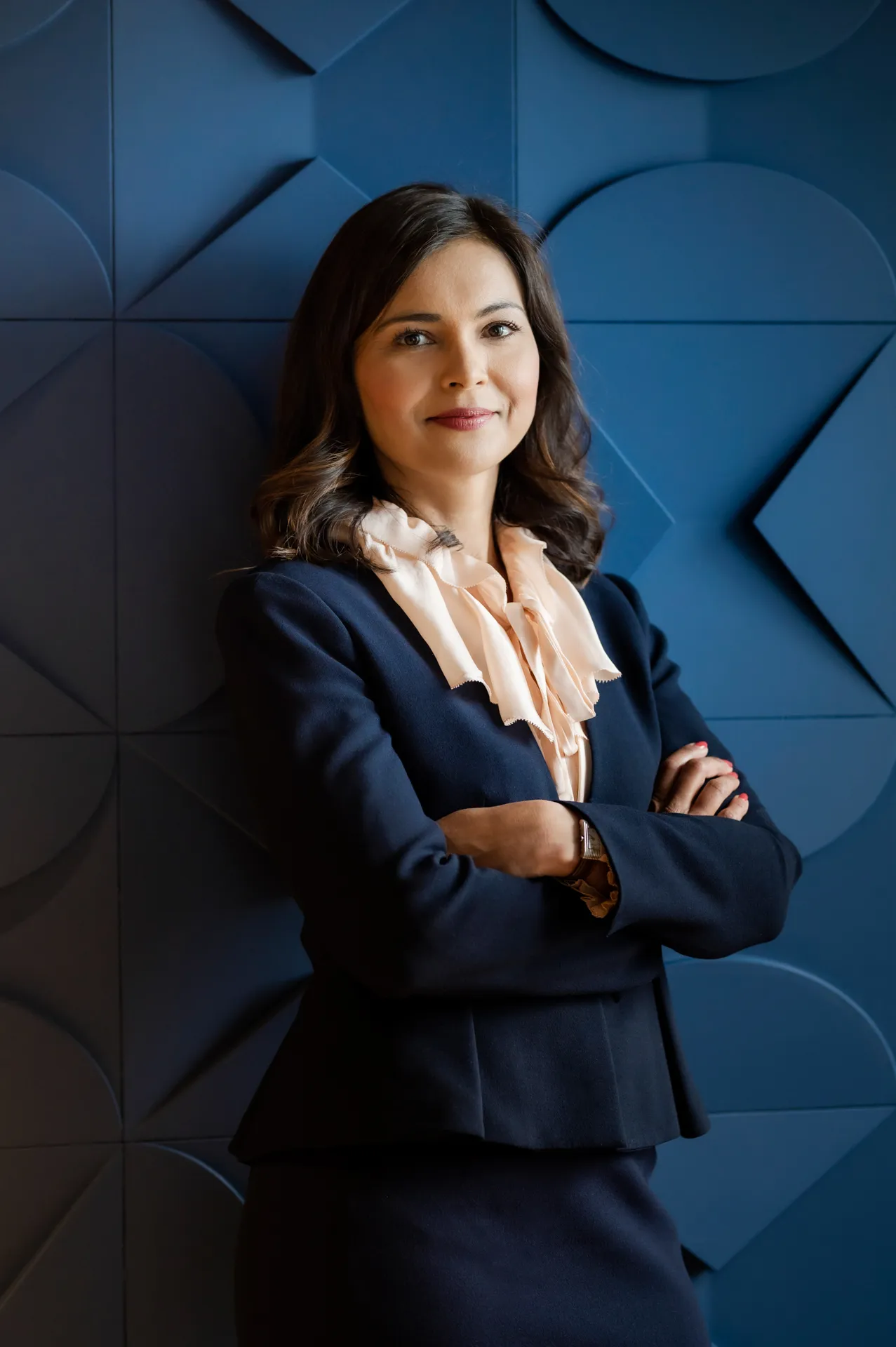 Portrait d'une femme en tailleur dans son entreprise