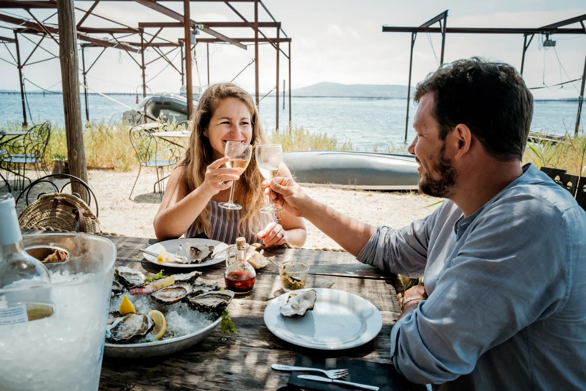 dégustation de vin et coquillages en couple à la terrasse du mas