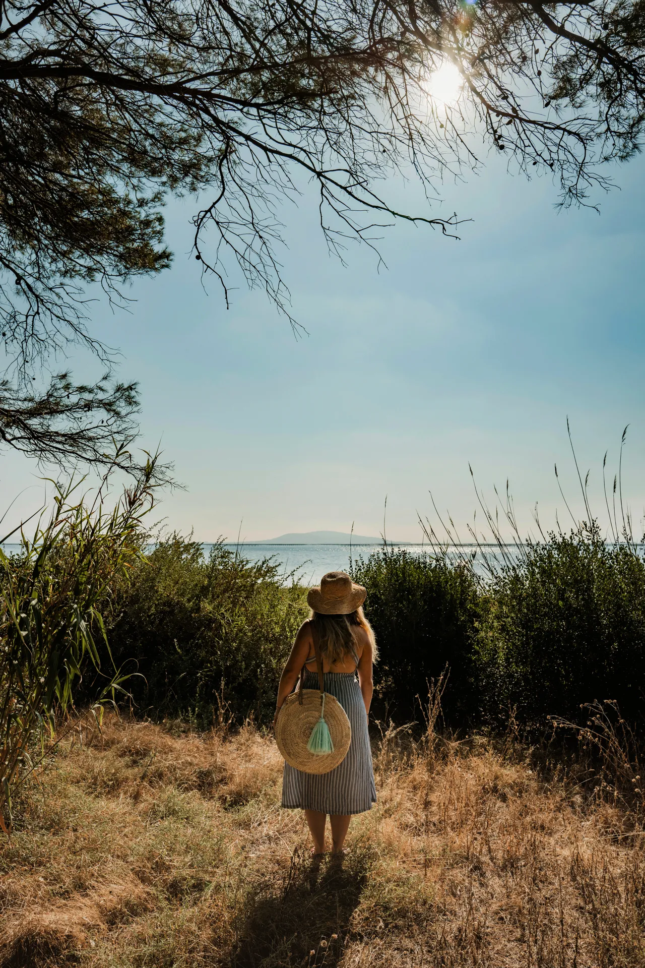 robe et chapeau d'été au bord de l'étang de Thau