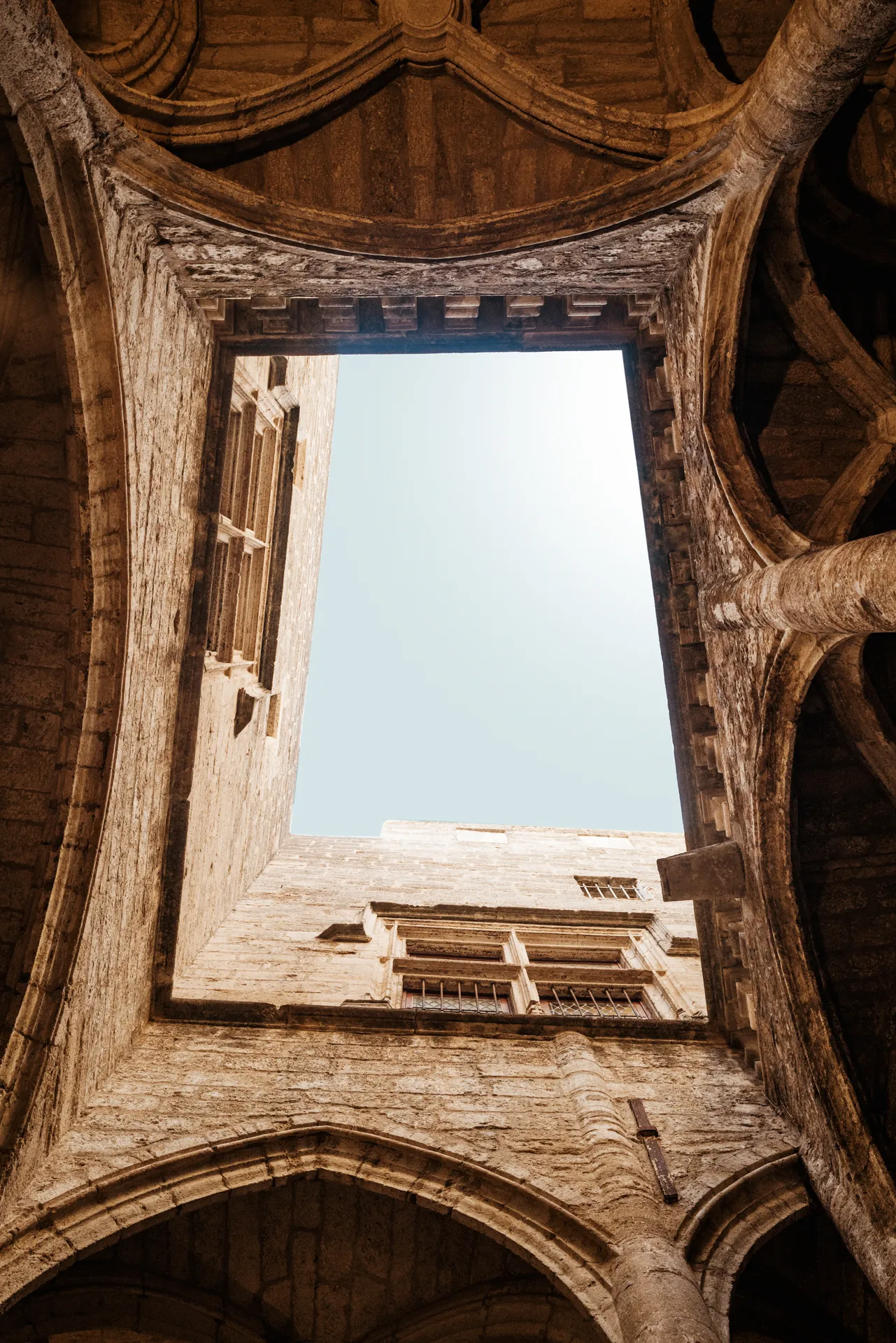 le ciel vu depuis une cour intérieure de Pézenas, patrimoine architectural