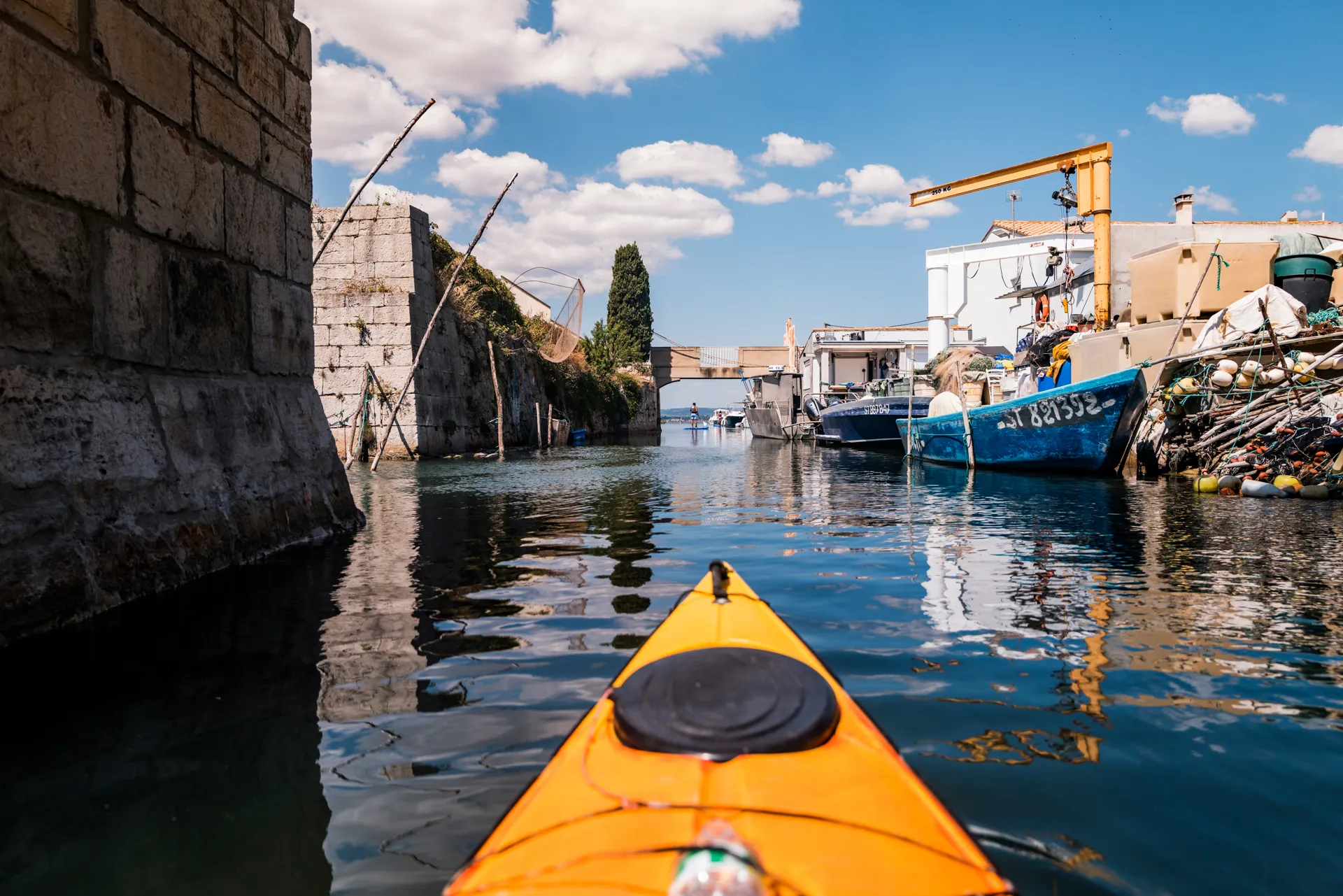 vue à l'avant d'un canoë à l'entrée de l'étang de Thau à Sète