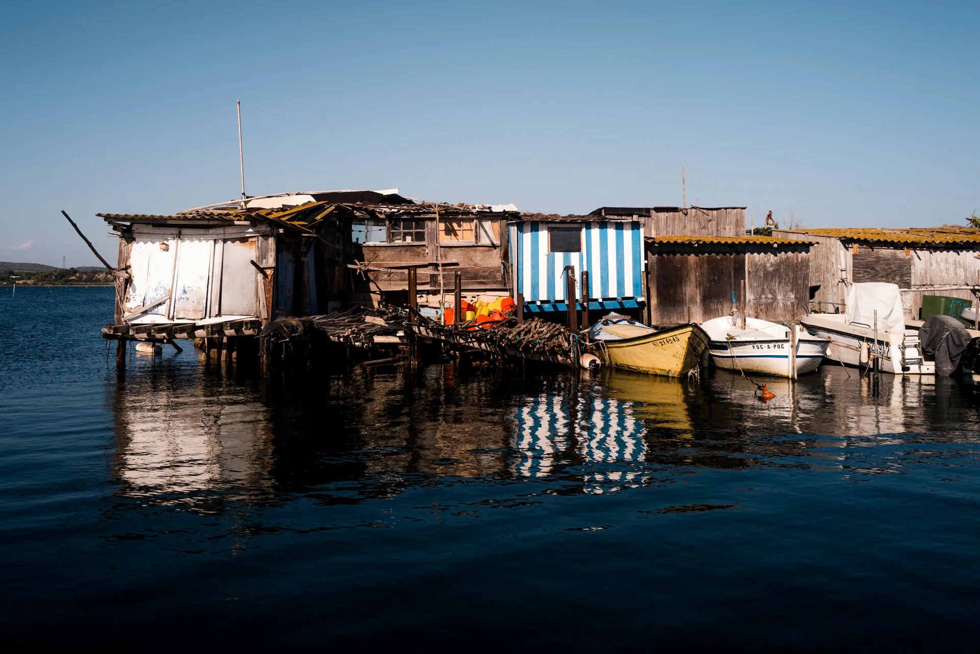 cabanons de pêcheurs à la pointe courte à Sète vus depuis la surface de l'étang