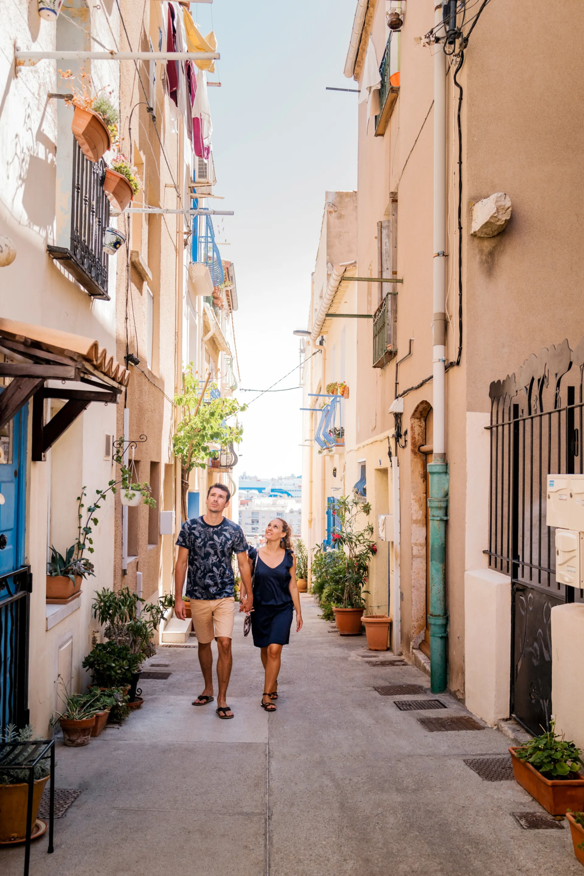 balade en couple dans les ruelles du quartier haut de Sète