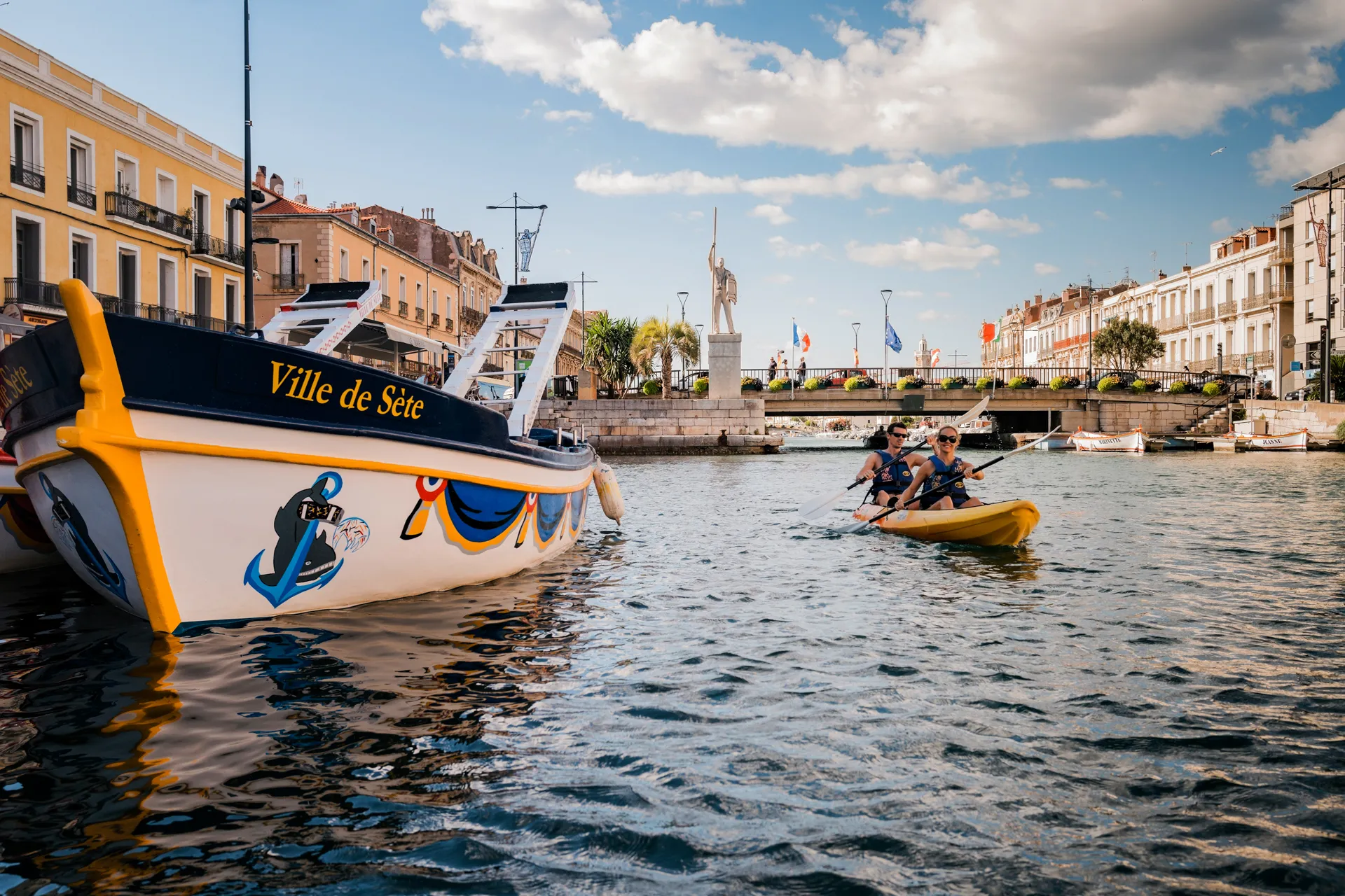 canoë en couple dans les canaux de Sète