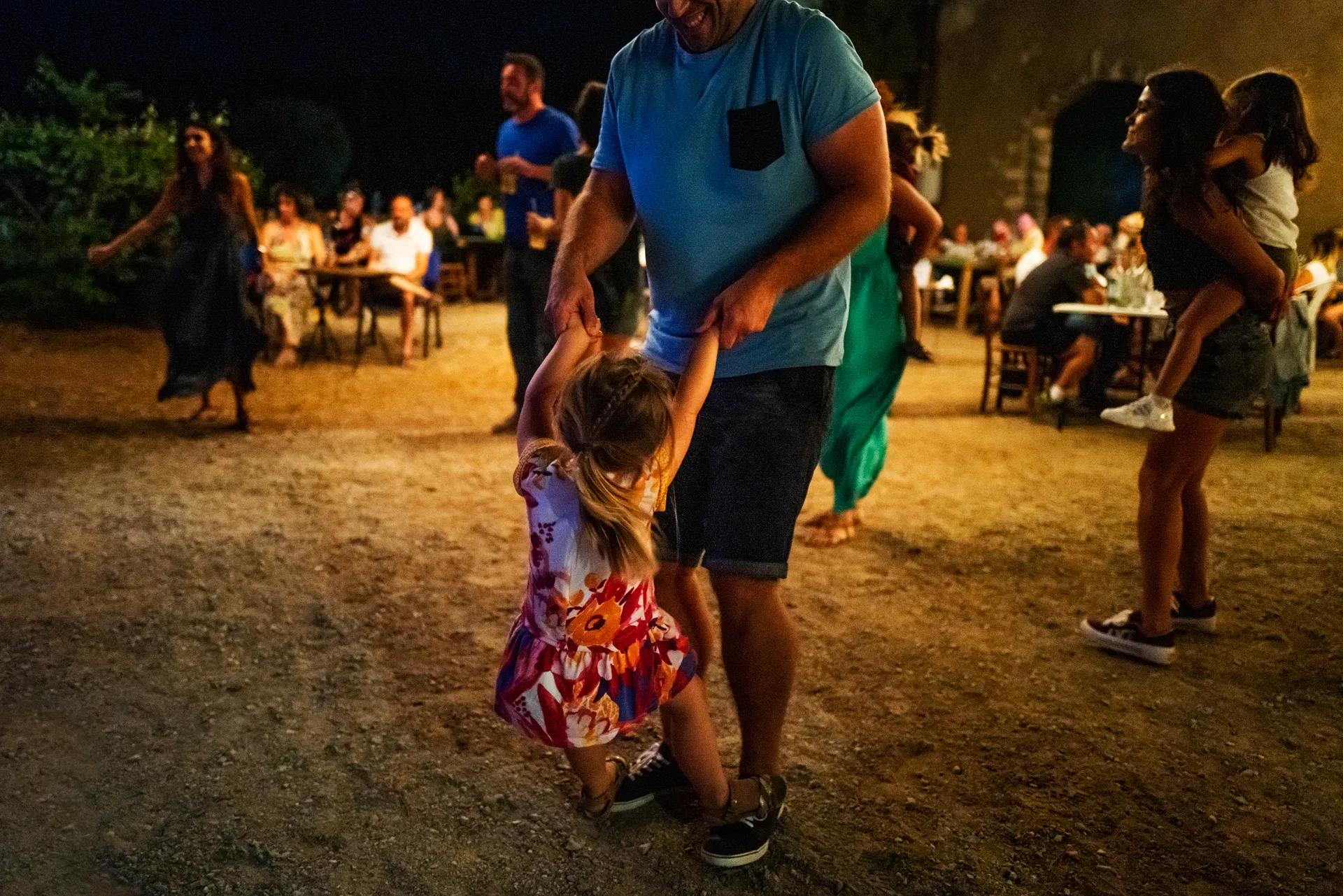 on danse à la fête des vendanges au domaine la Plaine à Fontignan