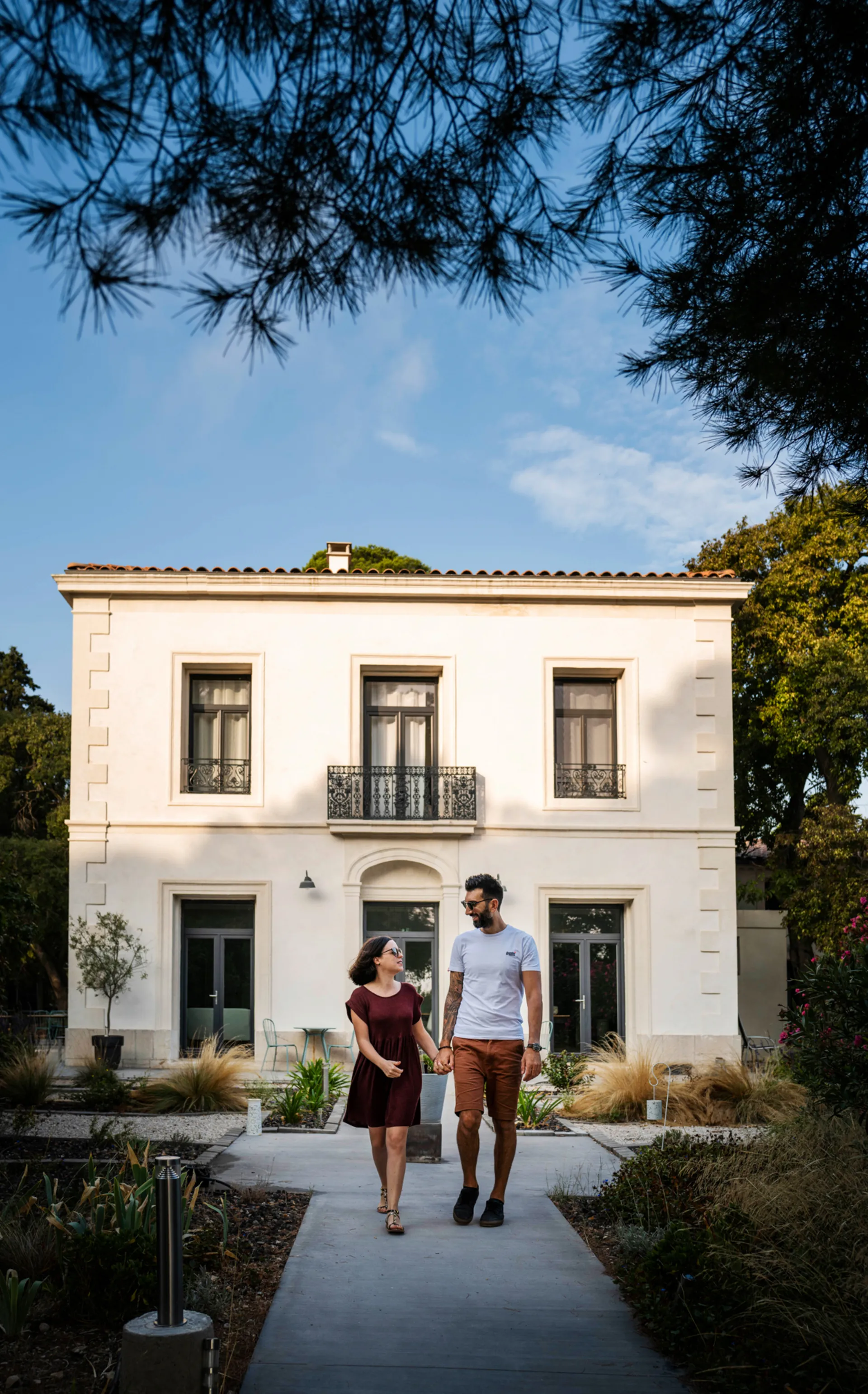 un couple marche devant le domaine de Selhac à Frontignan