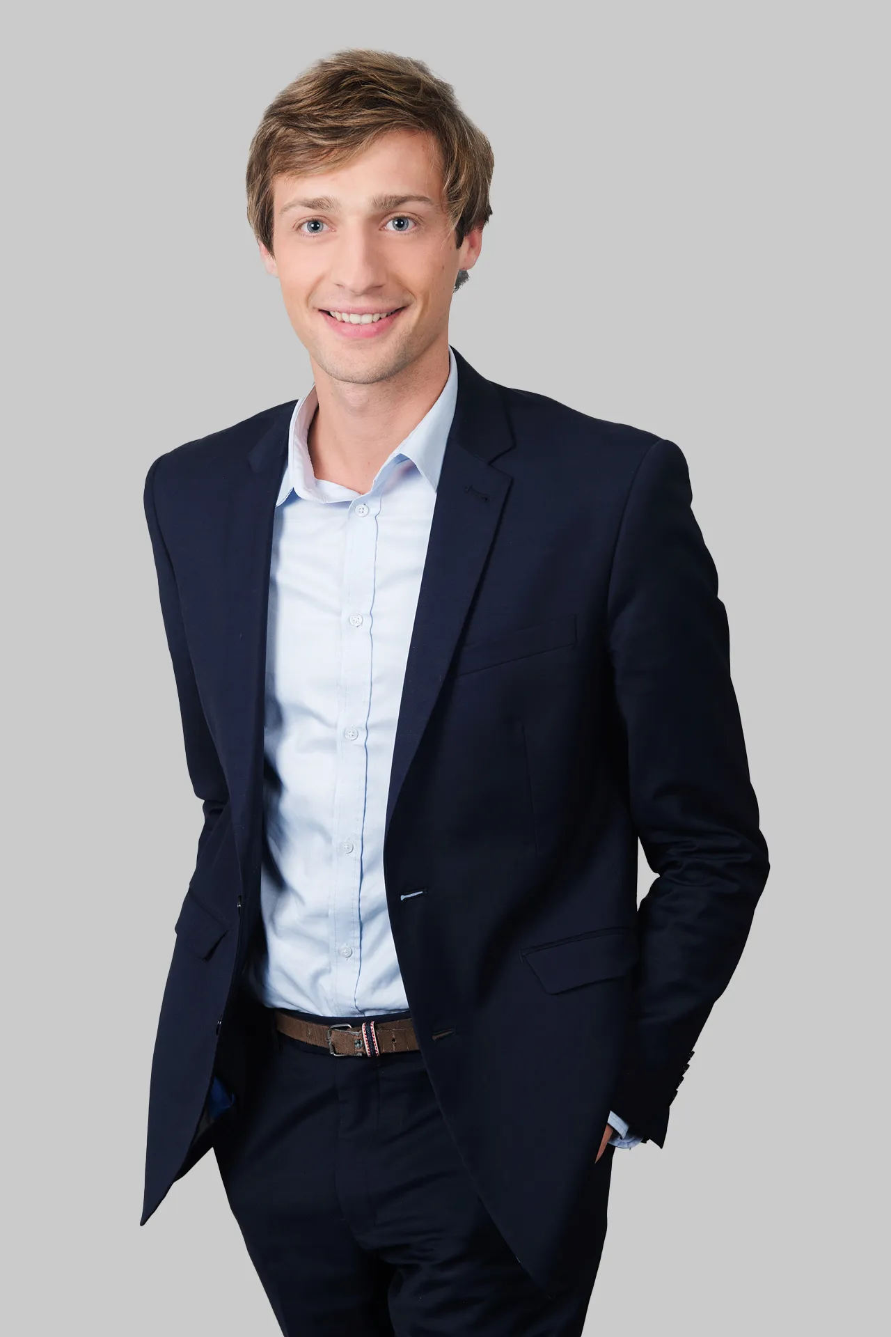 portrait en studio d'un homme en costume