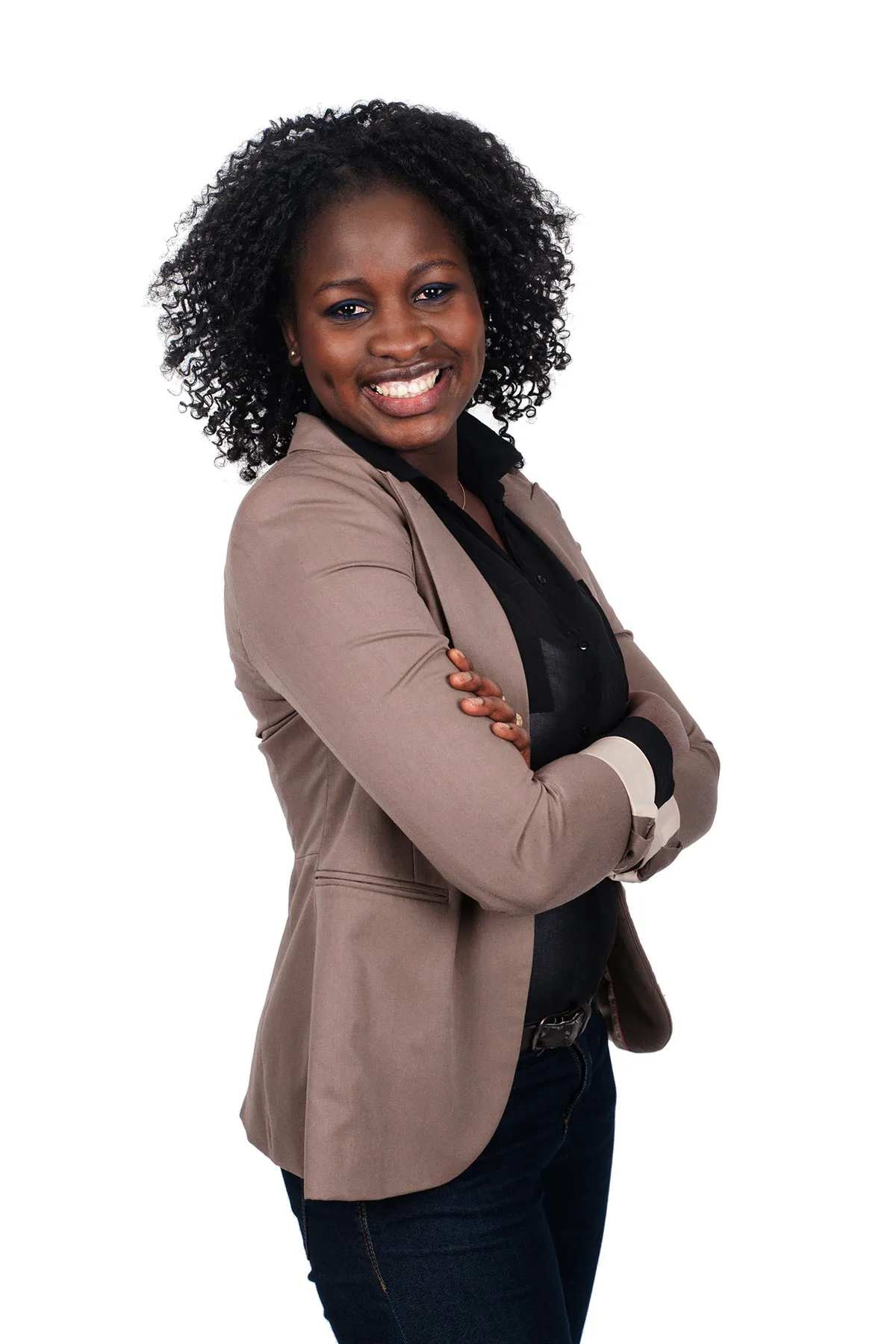 portrait studio d'une femme sur fond blanc