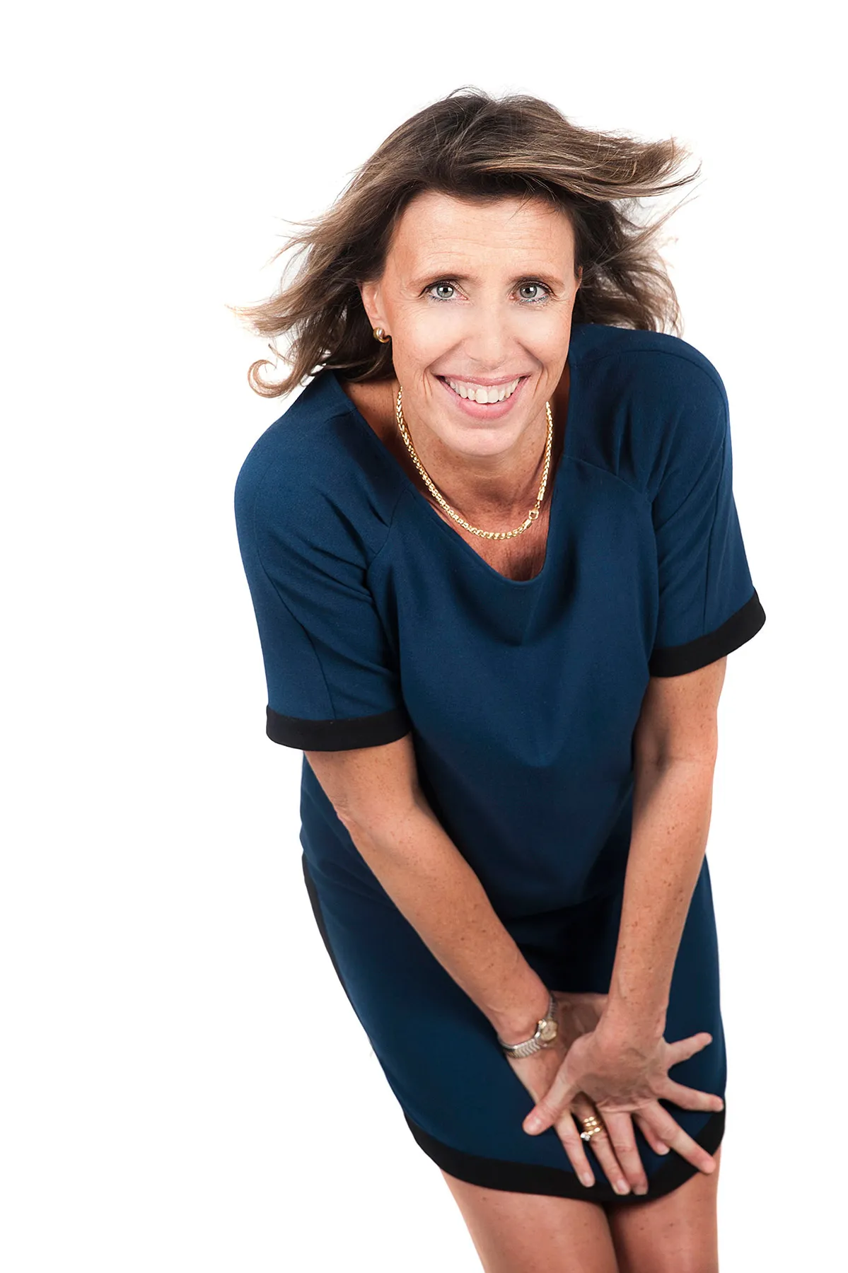 portrait studio d'une femme sur fond blanc