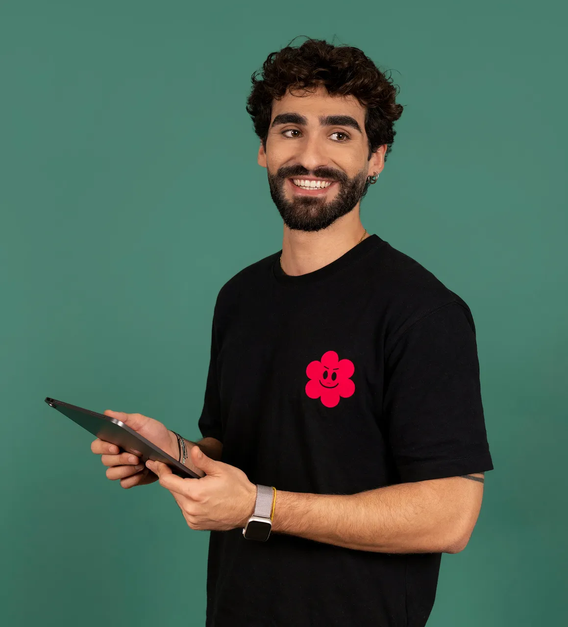 portrait en studio d'un homme sur fond coloré