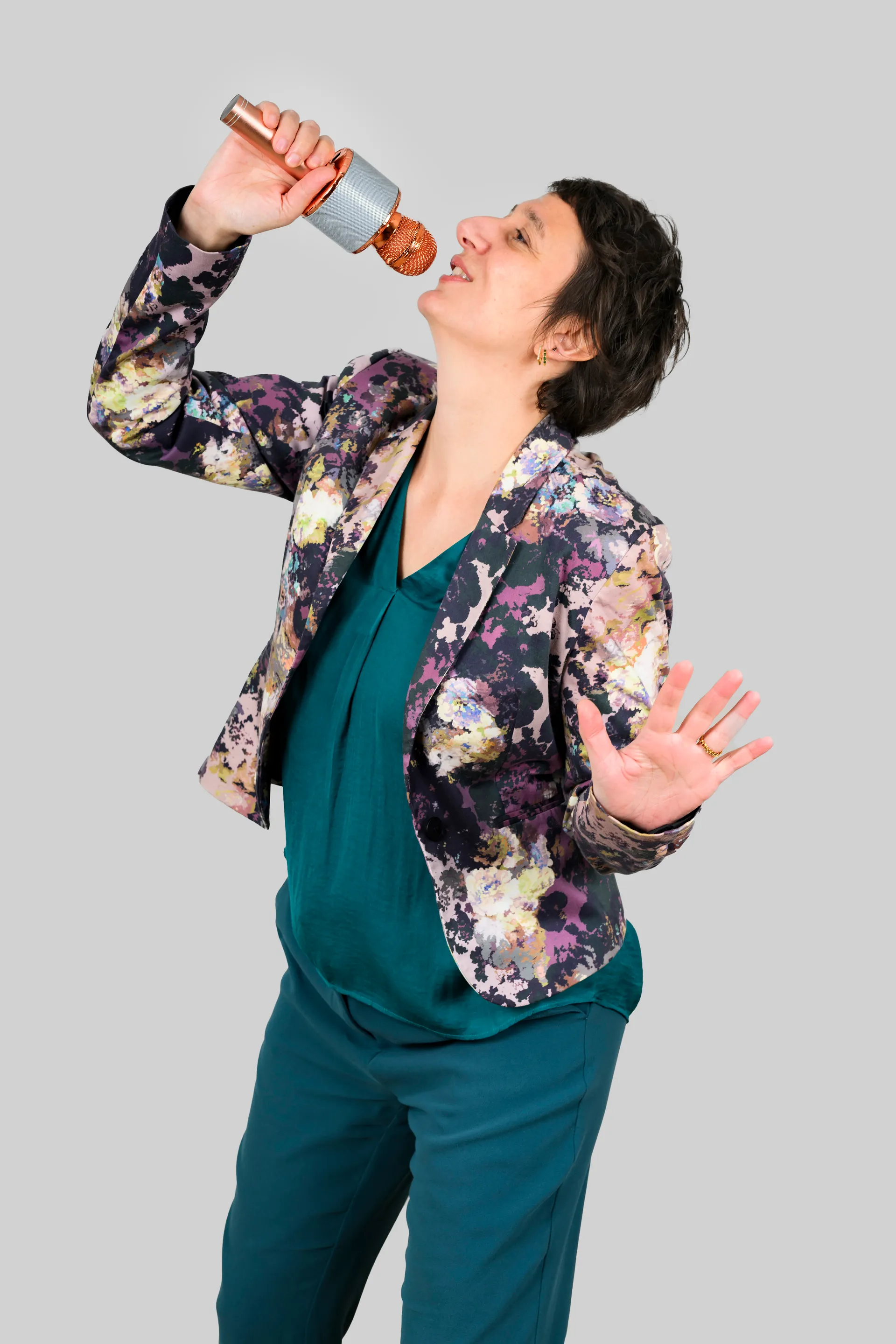 portrait studio d'une femme qui chante dans un micro