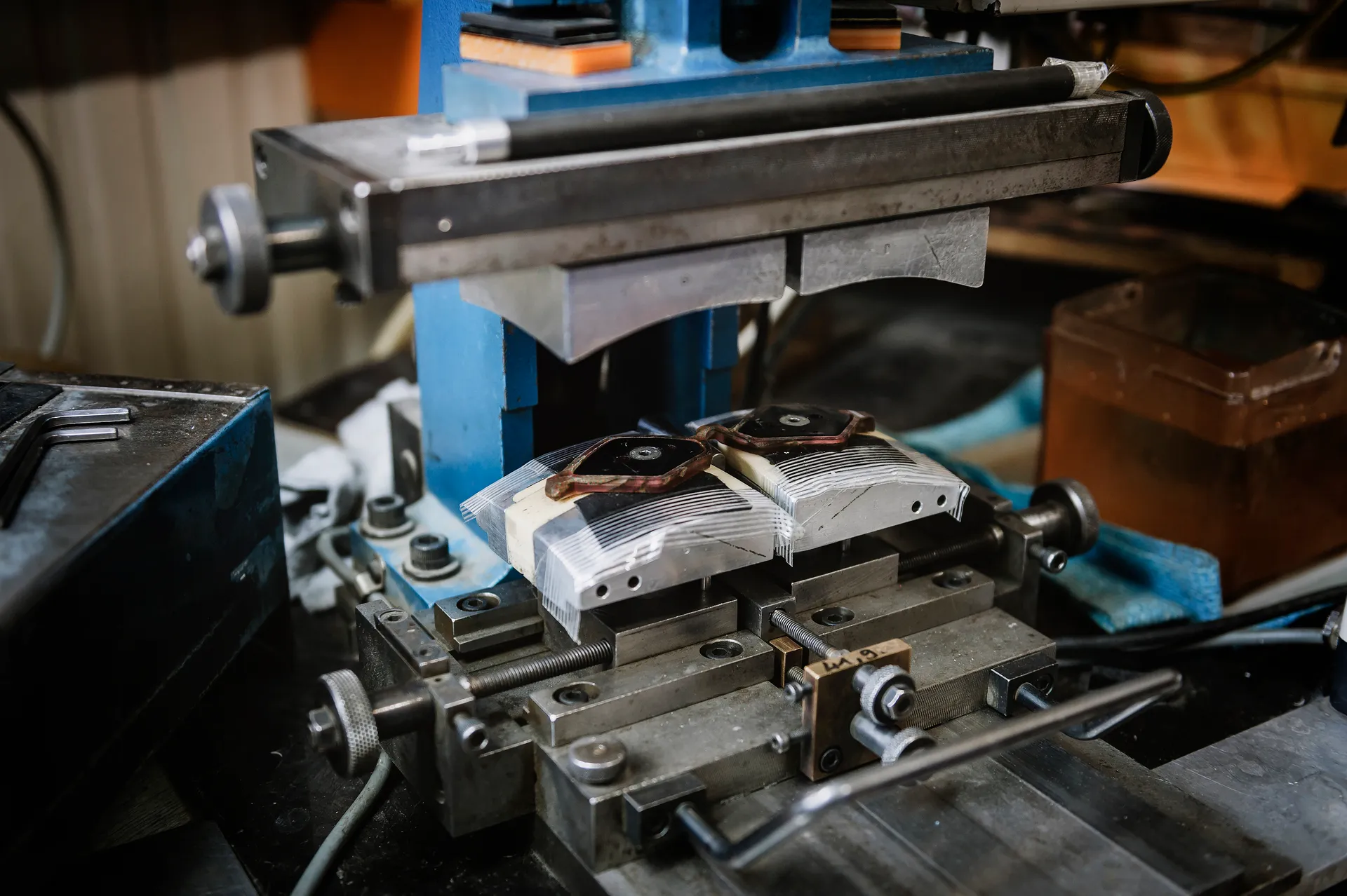 gros plan sur la fabrication d'un monture de lunettes