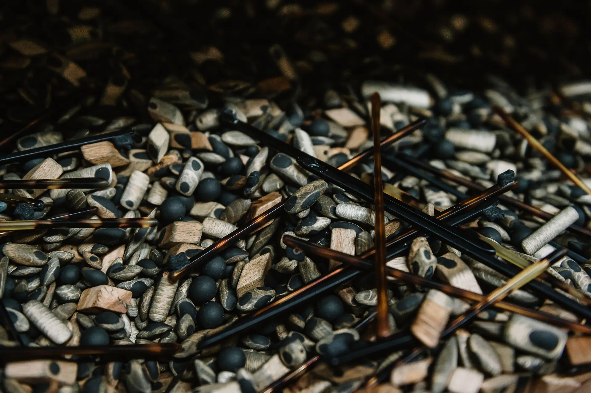 gros plans sur des branches de lunettes et des petits galets de bois